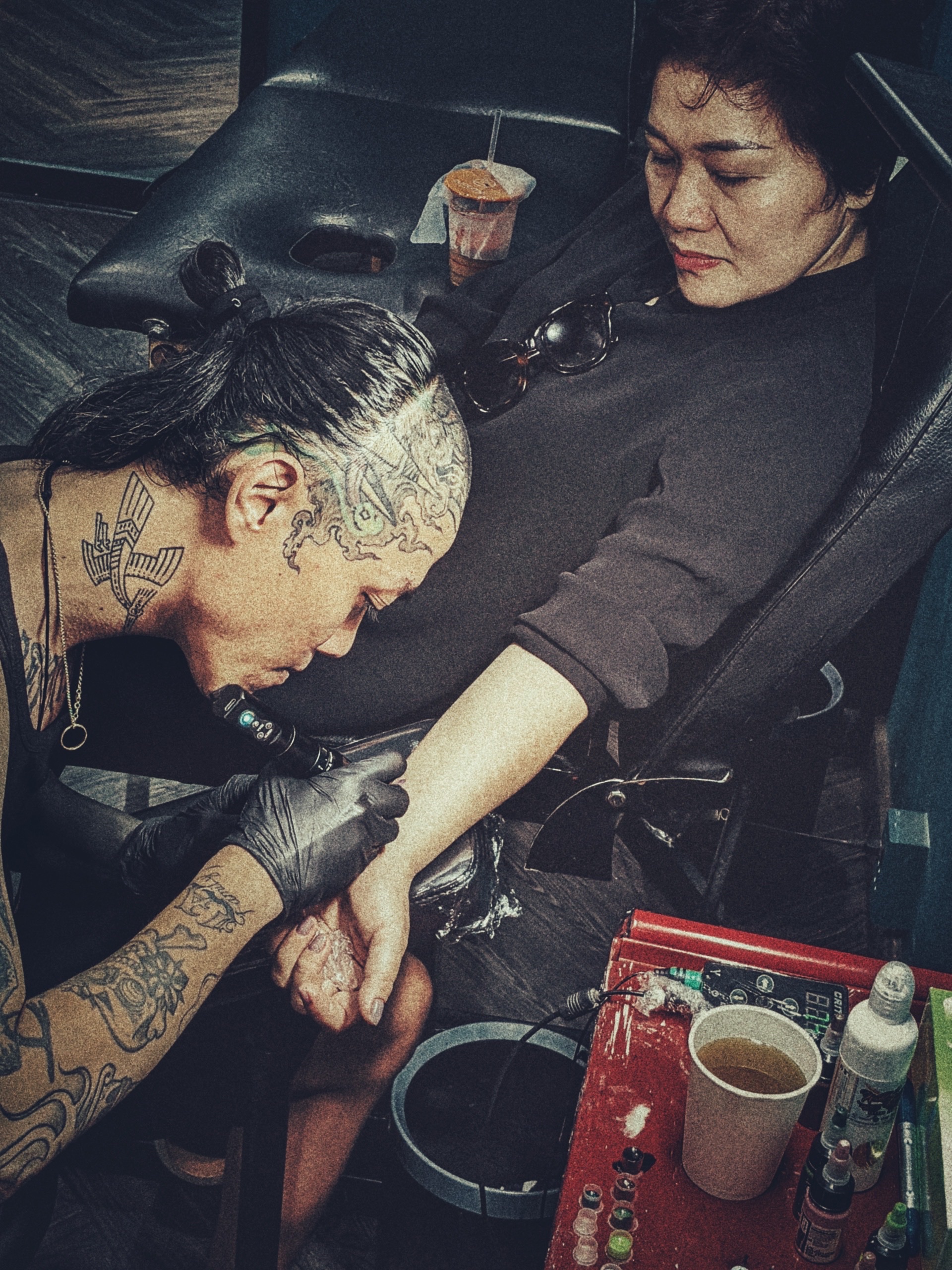 Năm 2024, cộng đồng tattoo sẽ biết về một tattoo artist có tình yêu và lòng biết ơn đặc biệt dành cho mẹ của anh ta. Đó là việc anh ta khắc hình mẹ mình lên cánh tay và luôn luôn nghĩ đến mẹ khi anh ta đang làm việc và khi anh ta gặp khó khăn trong cuộc sống.