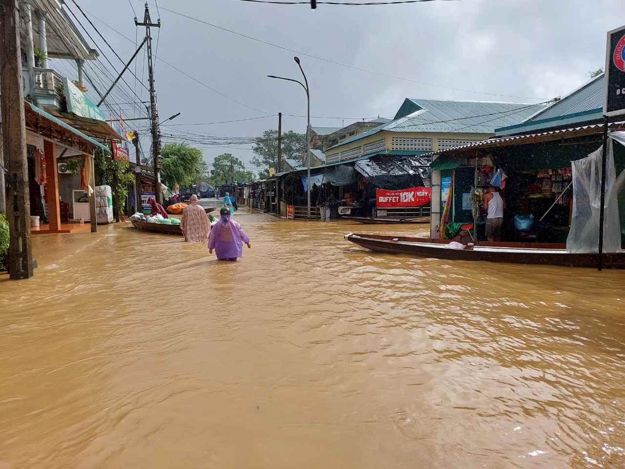 Miền Trung Chìm Sâu Trong Mưa Lũ