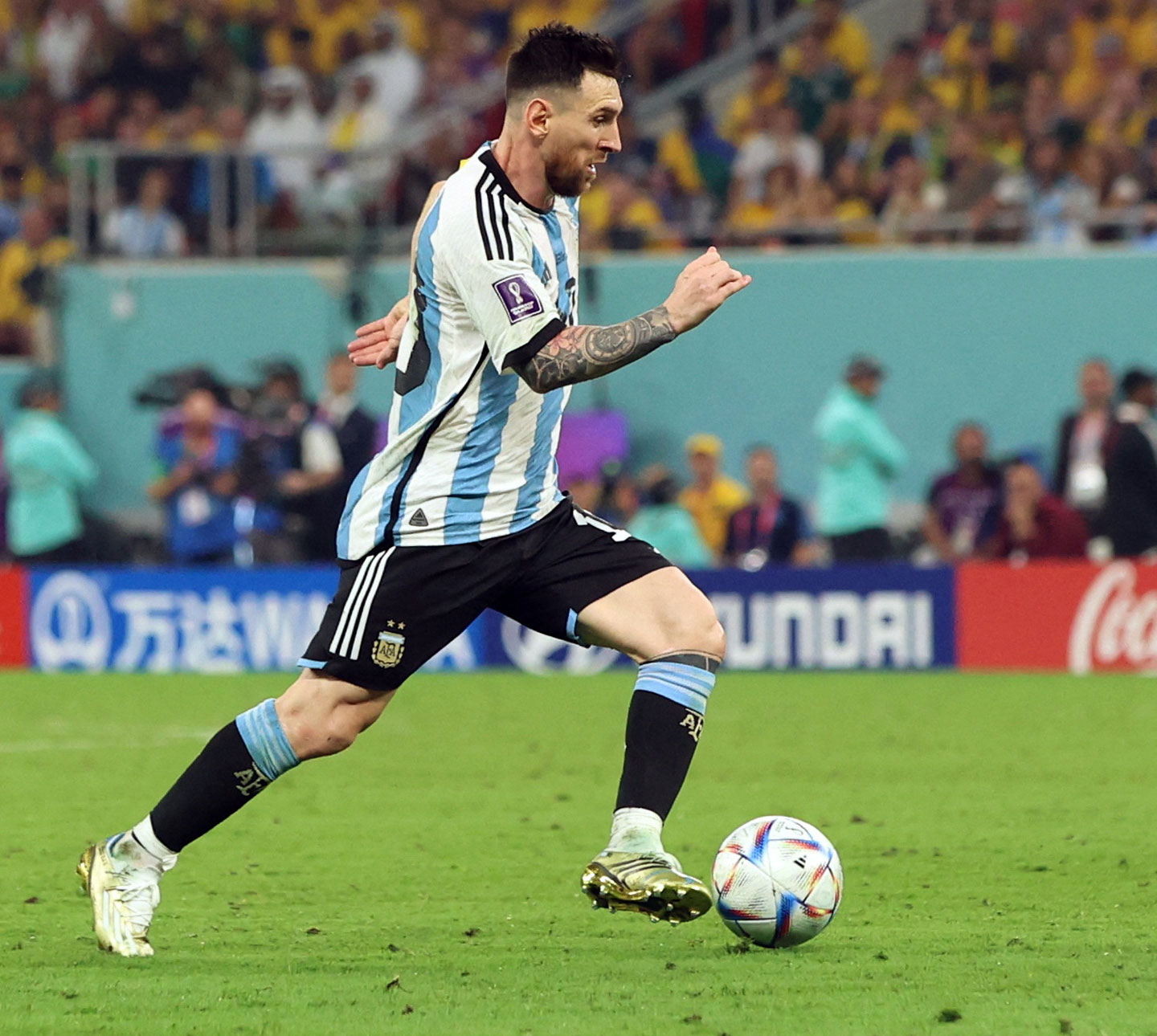 Hãy đến với Hà Lan và Argentina, hai đội bóng sở hữu những cầu thủ tài năng và một trong số đó chính là Messi. Bạn sẽ được thưởng thức những tình huống bóng đá hấp dẫn và đầy kịch tính từ hai đội trong bức ảnh này!
