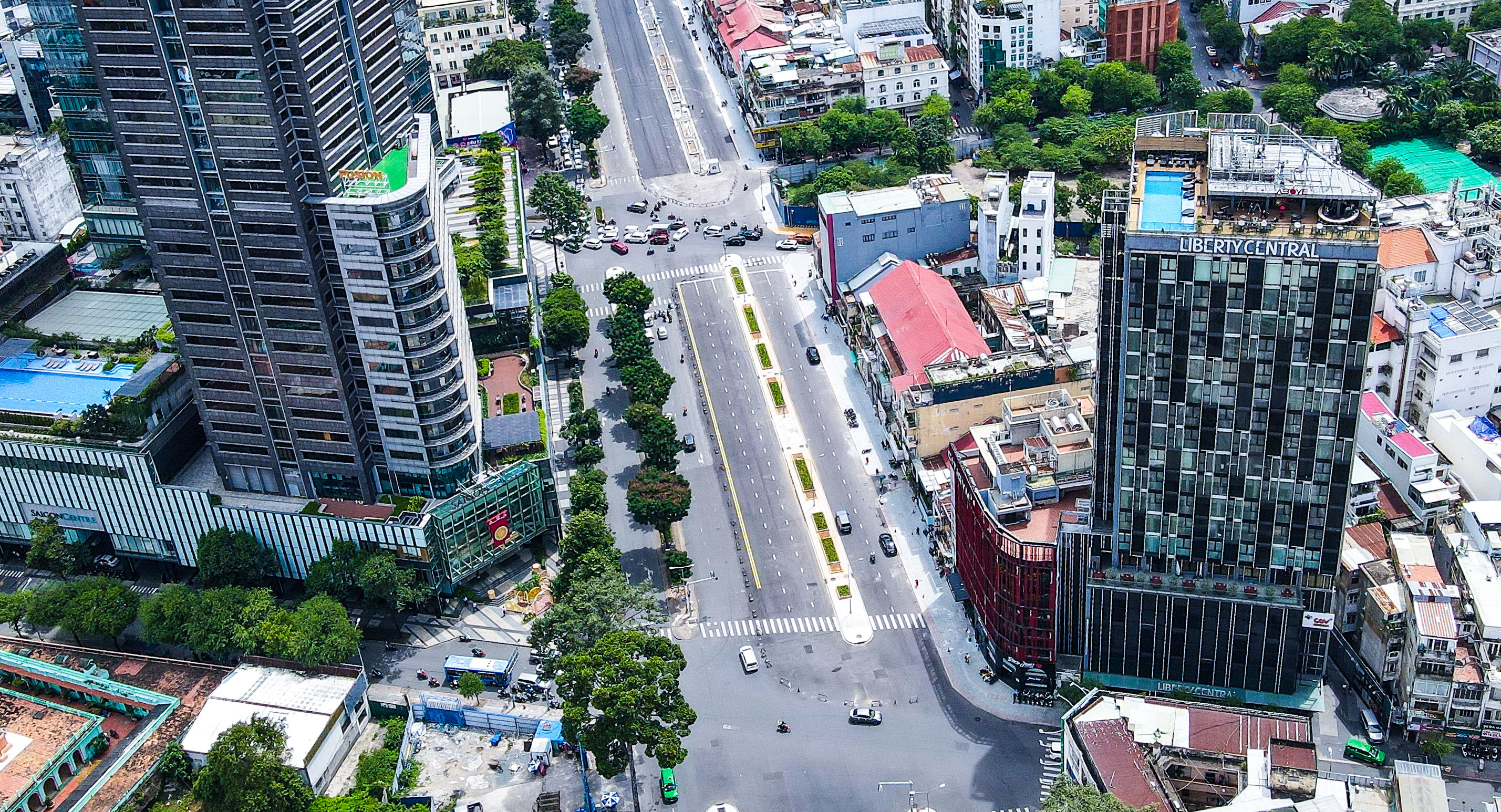 TP. HCM là trung tâm kinh tế, văn hóa và giải trí của Việt Nam, với các khu mua sắm, địa điểm ẩm thực và các công trình kiến trúc nổi tiếng. Hãy xem hình ảnh để khám phá thêm về thành phố này.