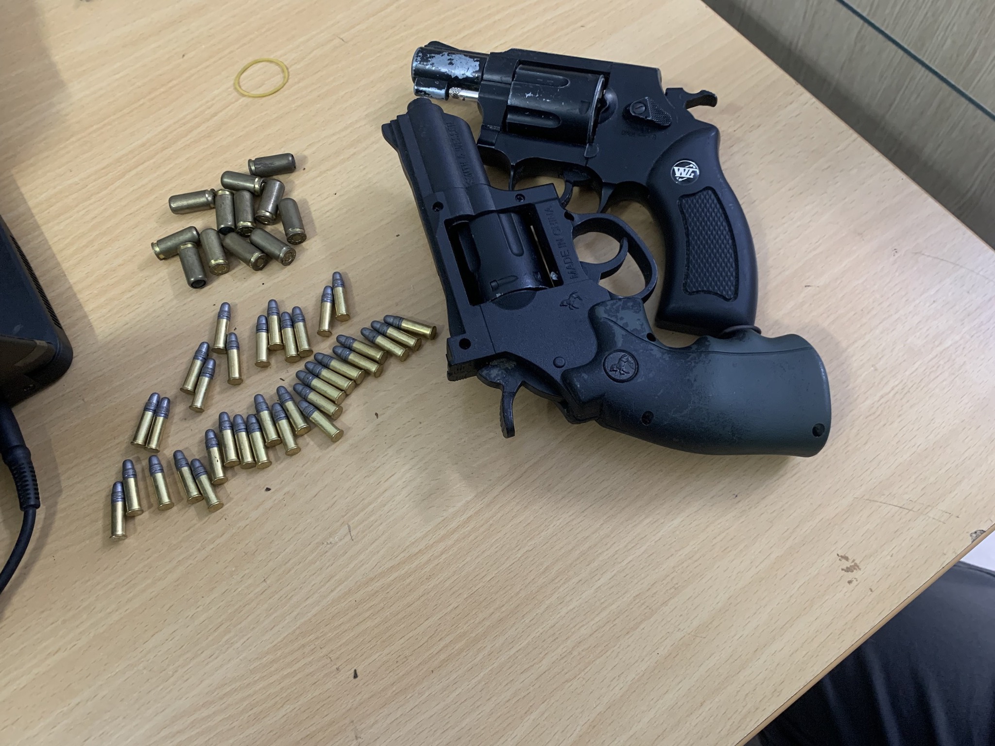 Đà Nẵng: Đi tập thể dục, nhặt được 2 khẩu súng rulo ở bãi đất trống