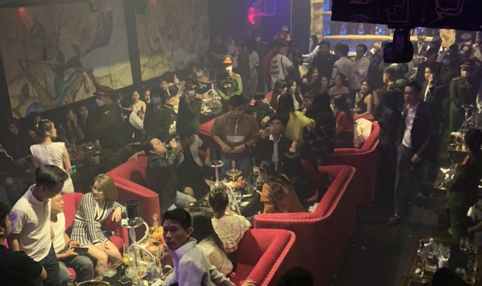 Đà Nẵng: Công An 'Đột Kích' Quán Bar Carol Lounge, Phát Hiện Khách Dương  Tính Ma Túy