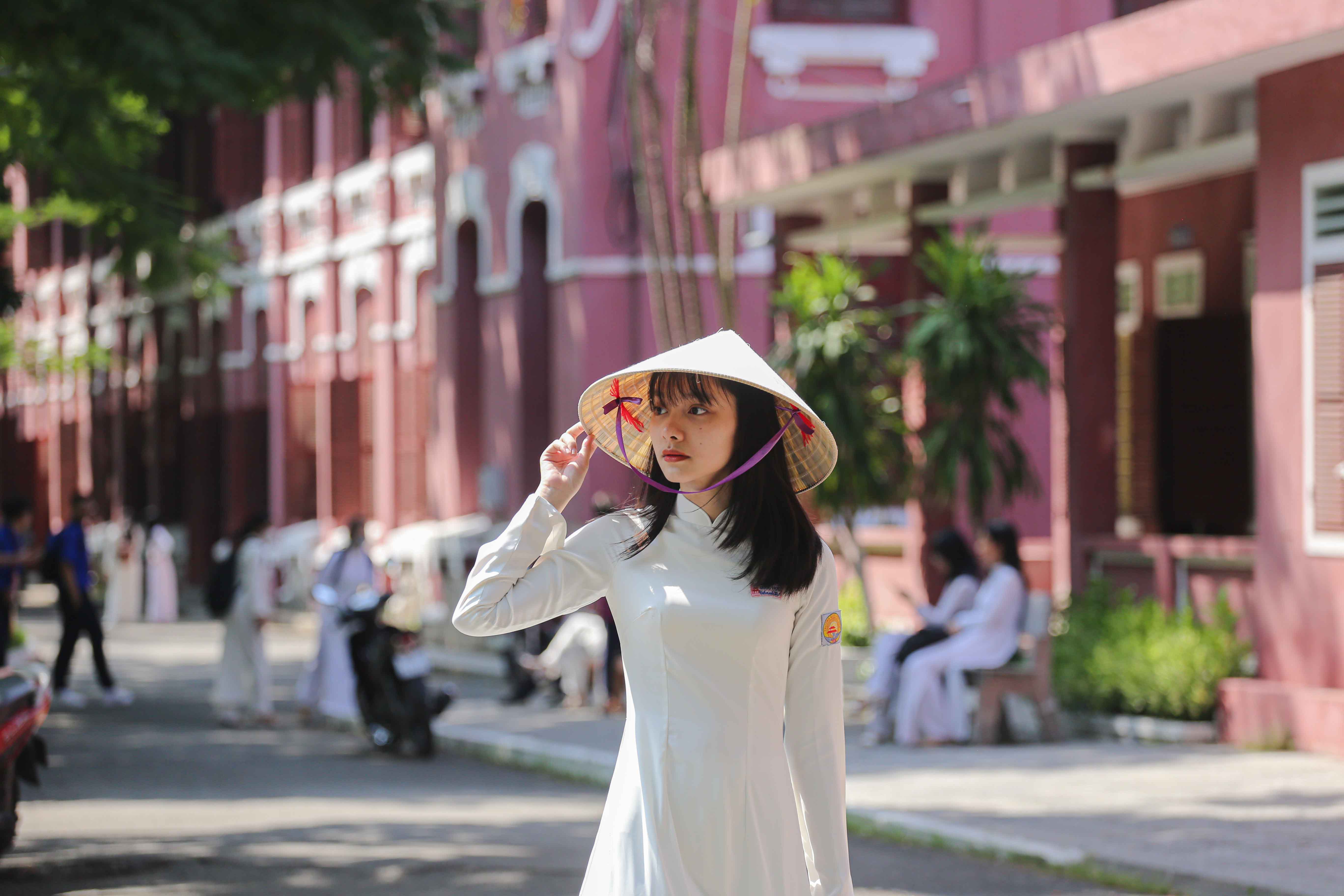 Áo dài, nón lá: Áo dài, nón lá là bộ đôi trang phục không thể thiếu trong các buổi lễ và sự kiện trọng đại của người Việt. Thông qua những hình ảnh đẹp lung linh với những bộ trang phục áo dài, nón lá tuyệt đẹp, bạn sẽ cảm nhận được sự trang nhã và thanh lịch của trang phục truyền thống Việt Nam.