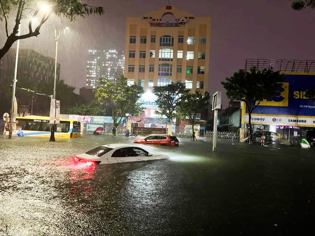 Đà Nẵng ngập lụt: Hình ảnh Đà Nẵng ngập lụt sẽ cho bạn cảm giác giống như đang trải nghiệm một mùa mưa đầy màu sắc. Xem những tấm hình này sẽ giúp bạn cảm thấy bất ngờ trước khả năng thích ứng của người dân địa phương với thời tiết khắc nghiệt.