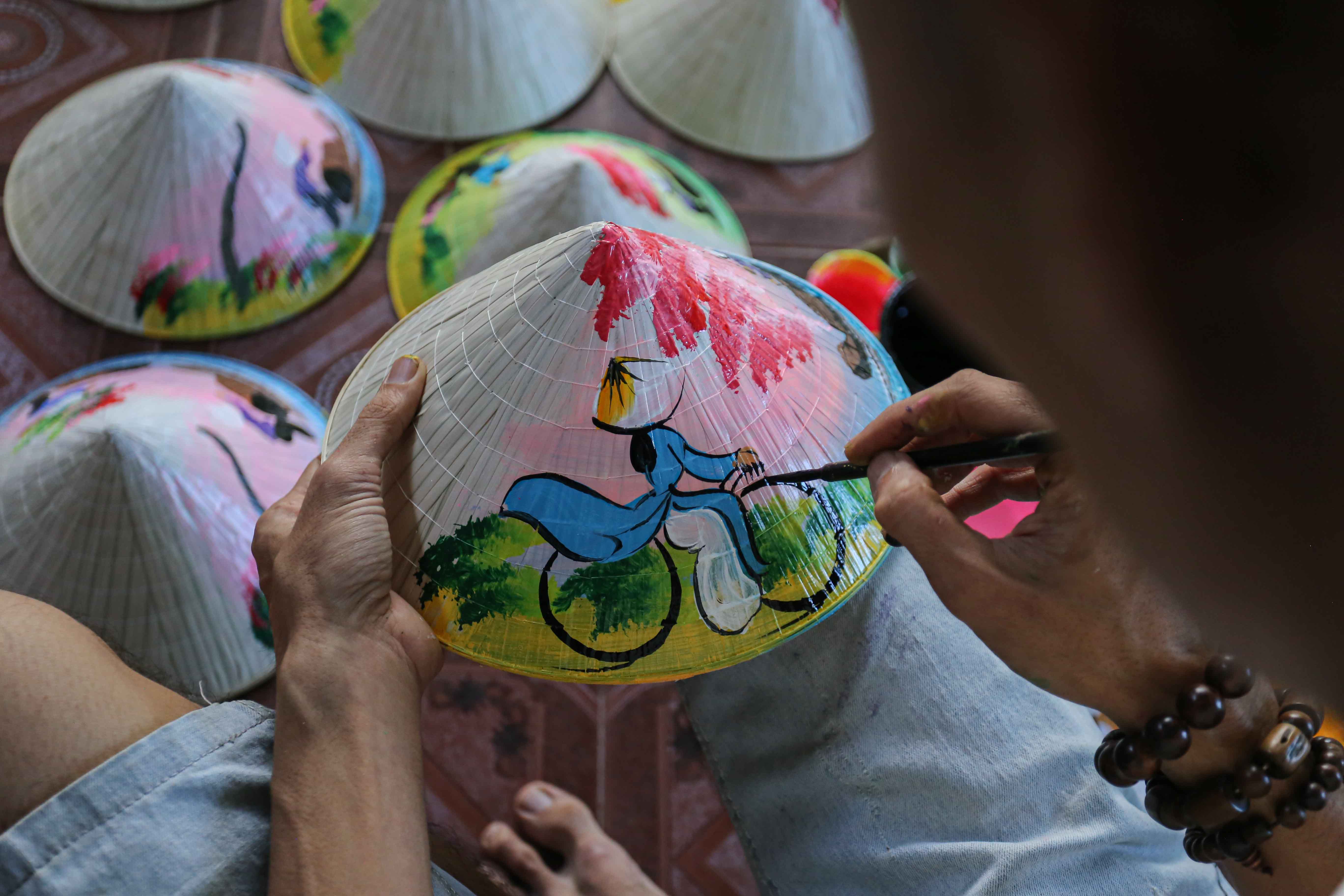 Nón lá là biểu tượng đặc trưng của văn hóa Việt Nam. Với đội ngũ thợ lành nghề, những chiếc nón lá được thực hiện tỉ mỉ, đẹp mắt. Vòng tròn nón lá nhẹ nhàng vô tư, giúp bạn cảm nhận được sự bình yên và đầy hy vọng của đất nước này. Hãy cùng nhau đắm chìm trong hình ảnh đẹp của nón lá!