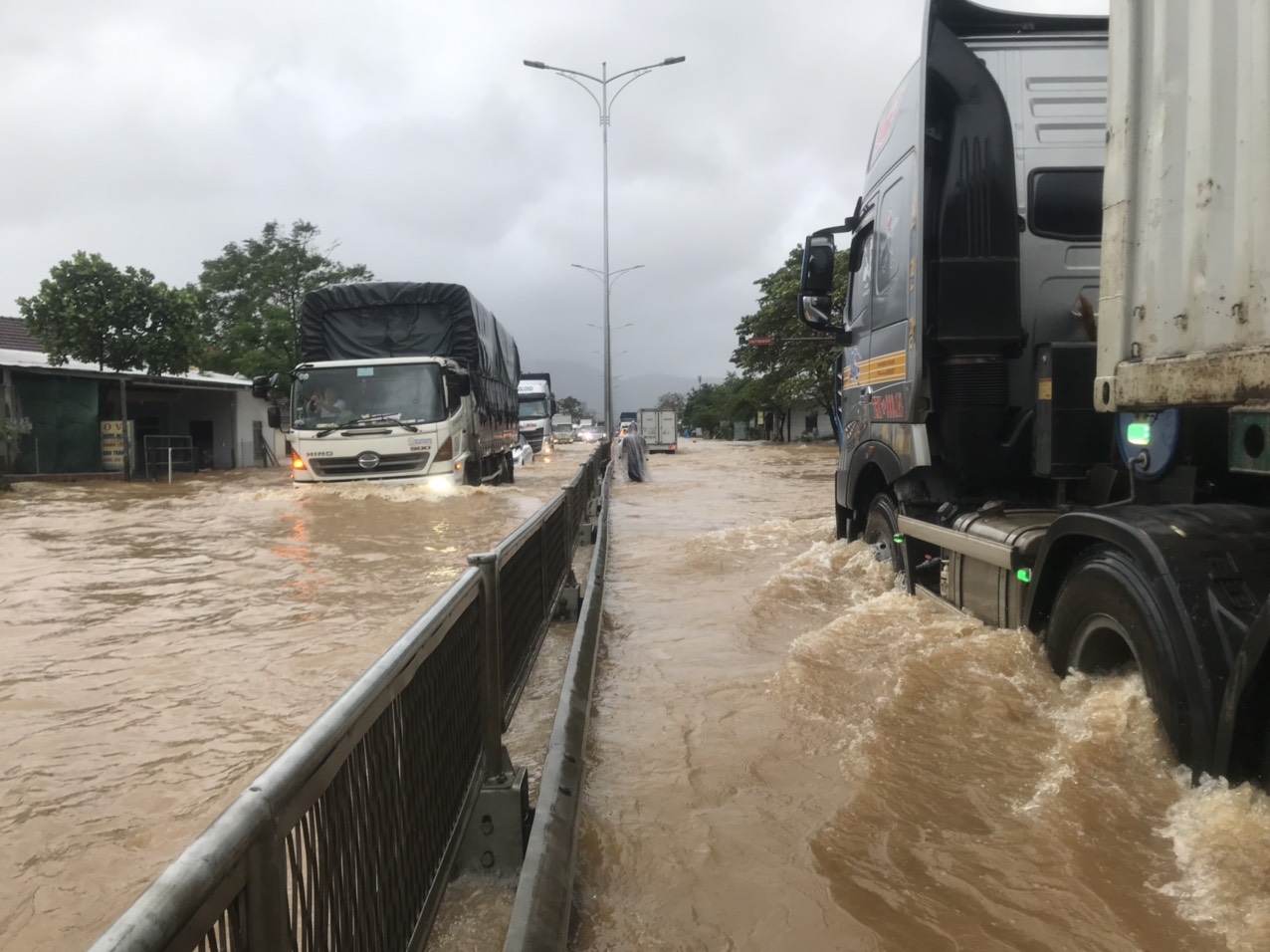 Mưa lớn gây ngập lụt, chia cắt QL1 khu vực phía nam Thừa Thiên - Huế