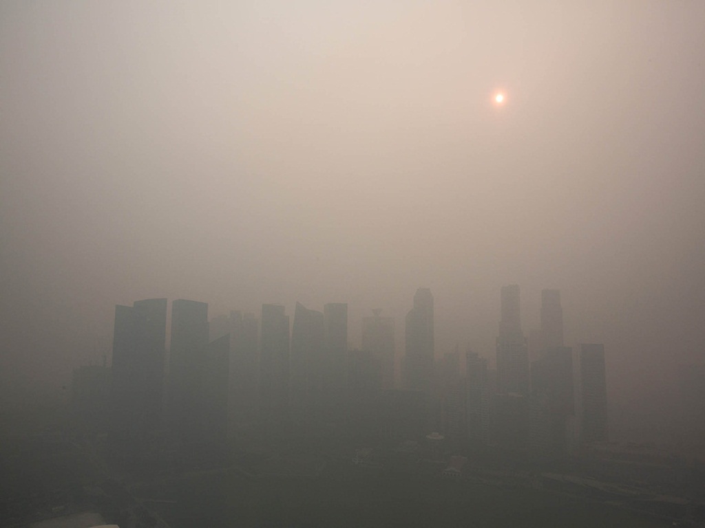 Singapore ngập trong khói bụi vì vụ cháy rừng ở Indonesia - Ảnh: Bloomberg