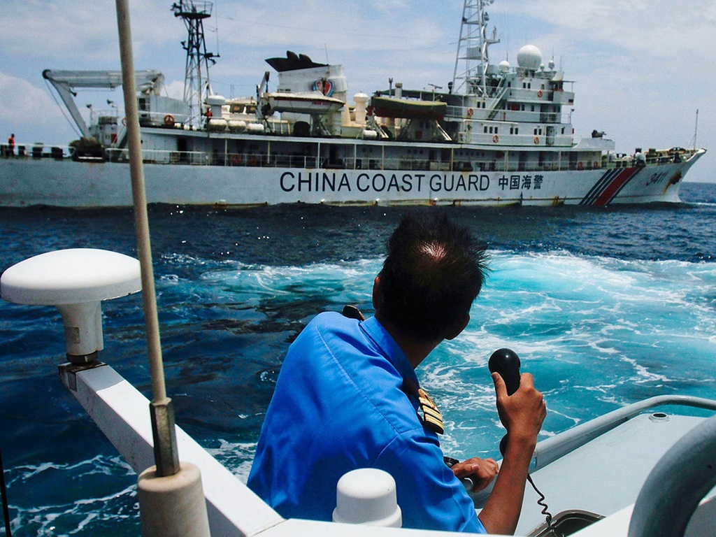 Những tàu tuần tra to lớn của Cảnh sát biển Trung Quốc không trang bị vũ khí hạng nặng, nên có thể né được sự chỉ trích của quốc tế về việc quân sự hóa - Ảnh: Bloomberg
