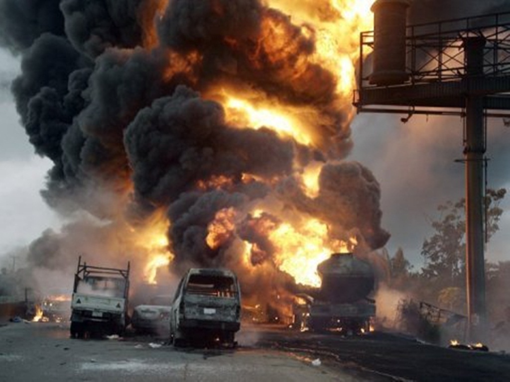 Một số nguồn tin khẳng định có khoảng 100 người đã chết trong vụ cháy nổ nhà máy gas ngay dịp Giáng sinh tại Nigeria - Ảnh: usafricaonline.com