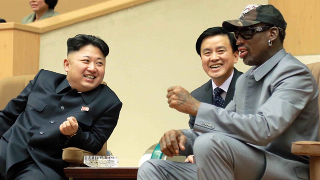 Lãnh đạo Triều Tiên Kim Jong-un (trái) đủ sự tôn trọng đối với hành động đeo kính râm, đội mũ của người bạn thân và là ngôi sao bóng rổ Denis Rodman, nhưng nguyên tắc xã giao thường ngày lại là câu chuyện khác - Ảnh: Reuters