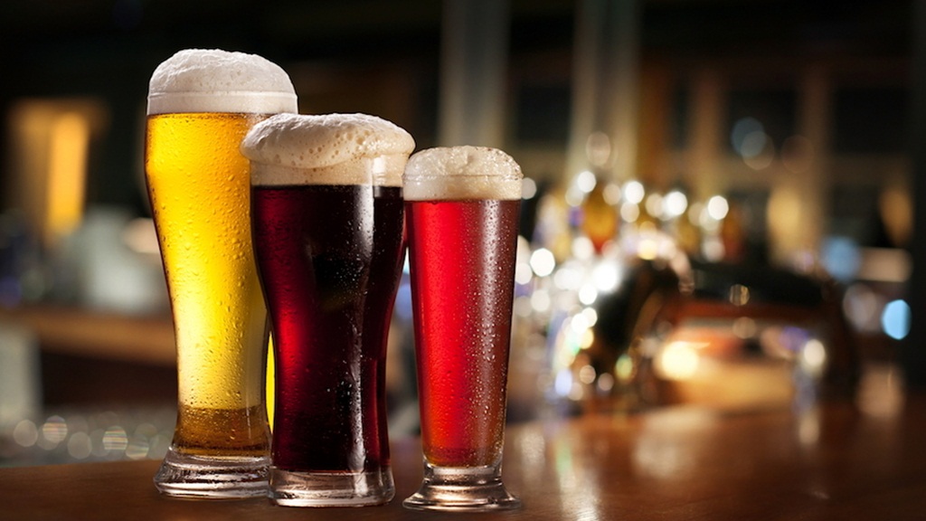 Bạn sẽ đánh giá thấp một người nếu họ chọn bia rượu cho buổi ăn tối thay vì soda? - Ảnh: Shutterstock