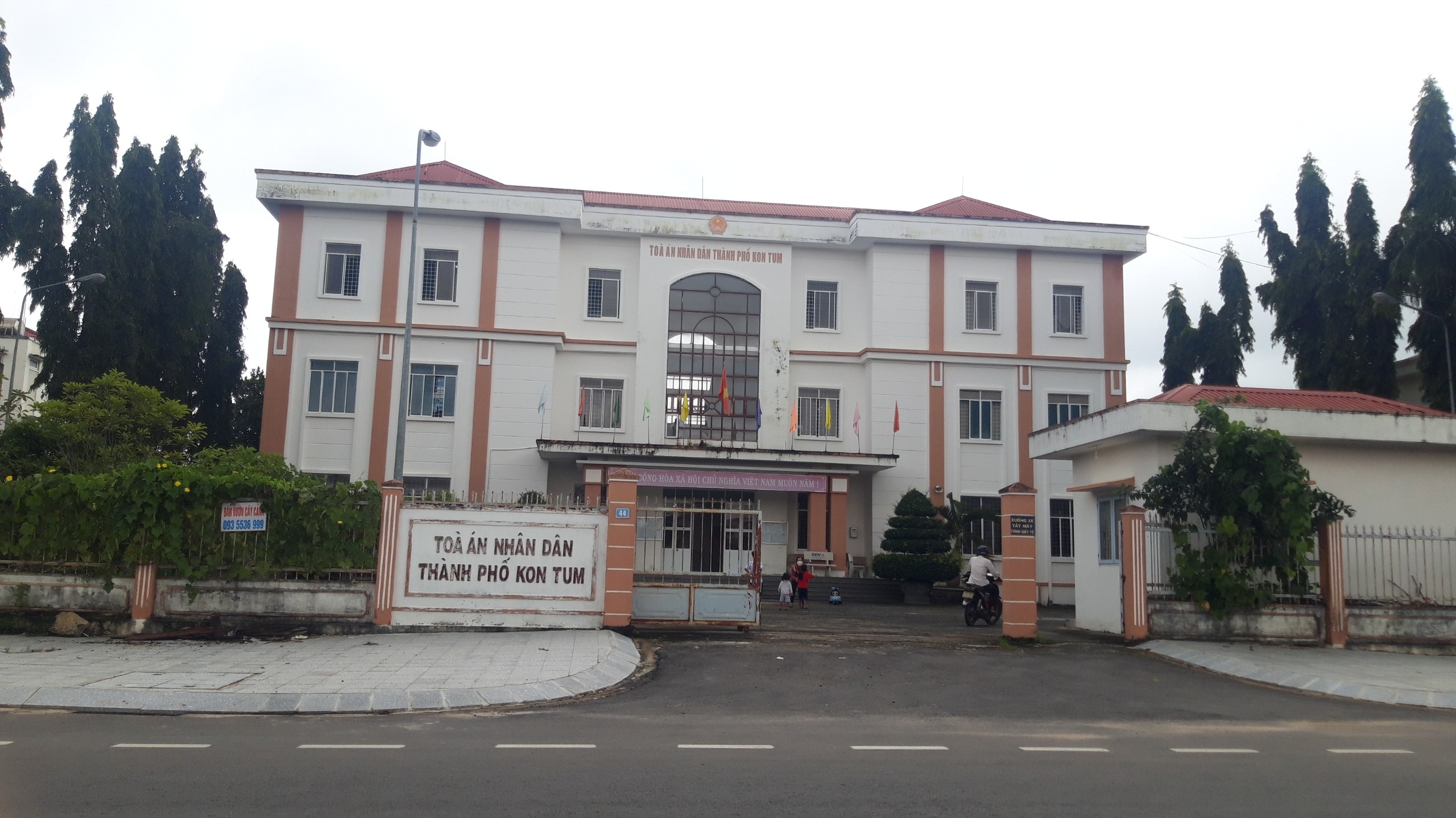 Kon Tum Buộc thôi việc thẩm phán nhận hối lộ