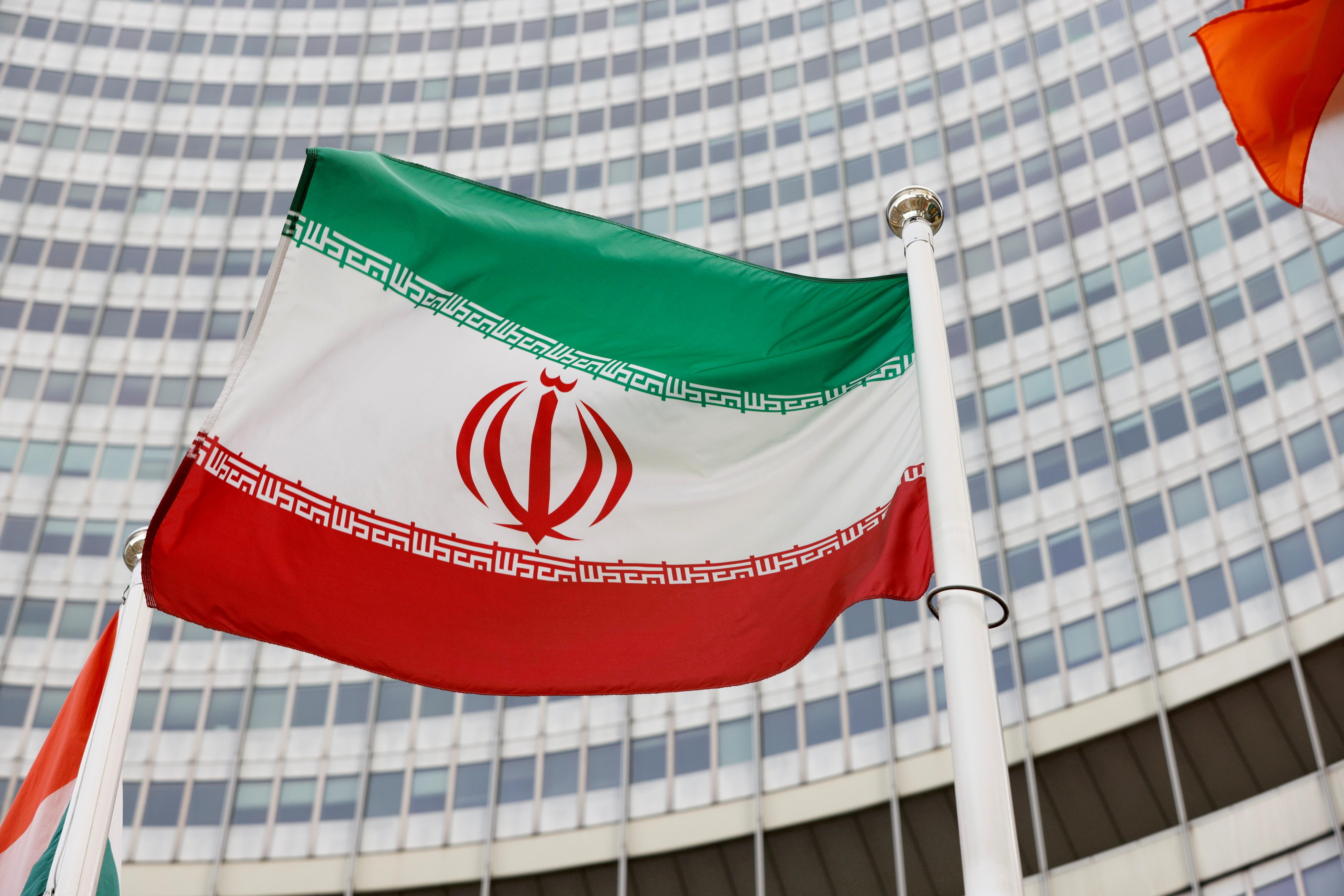 Lệnh trừng phạt Iran: Việc chấm dứt lệnh trừng phạt Iran đánh dấu một bước tiến trong quan hệ đối ngoại của Iran với thế giới. Hình ảnh này sẽ hỗ trợ cho những nỗ lực của Iran trong việc xóa bỏ các trở ngại kinh tế và phát triển quốc gia.