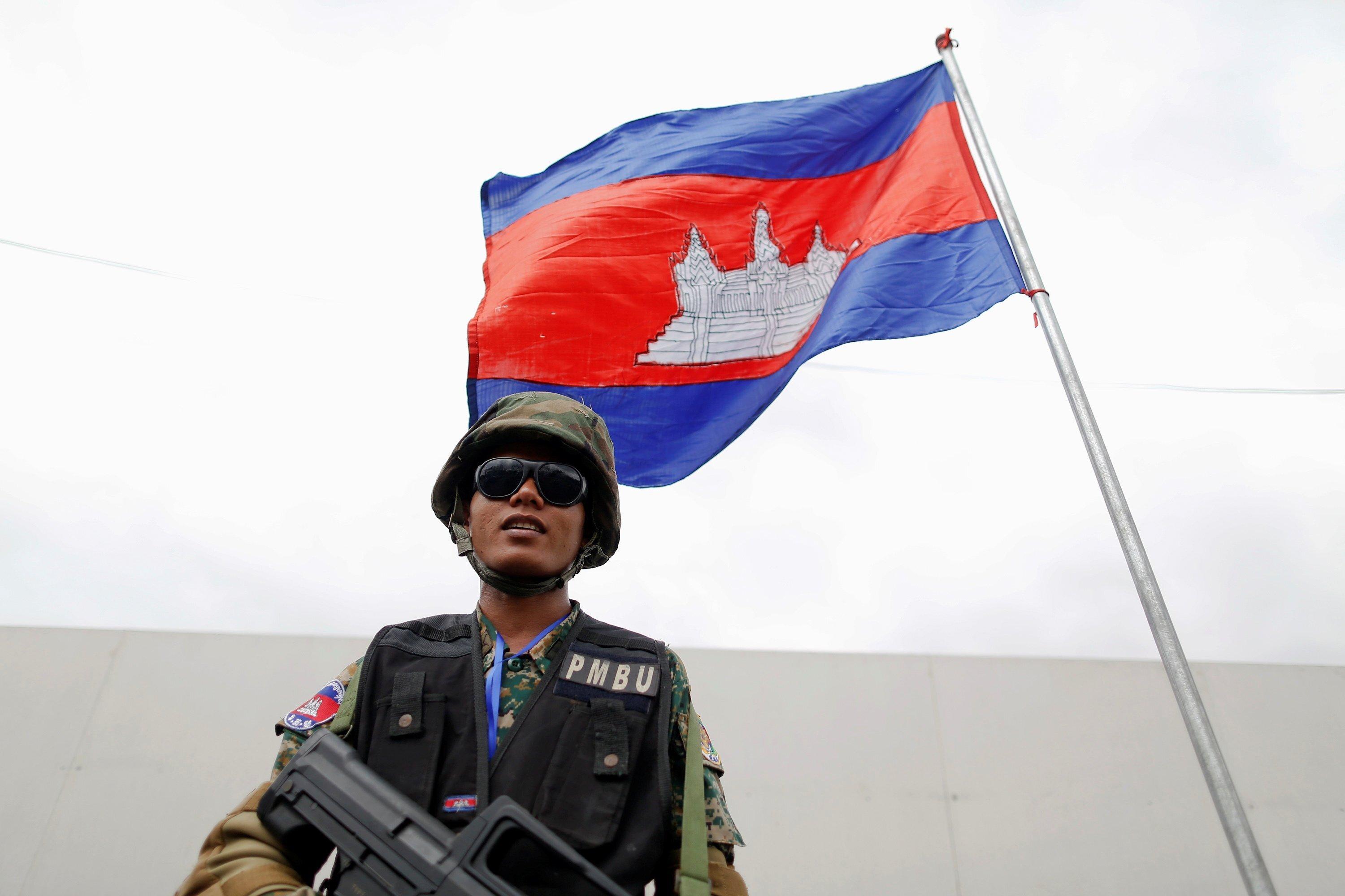 Mỹ Cấm Vận Vũ Khí Đối Với Campuchia
