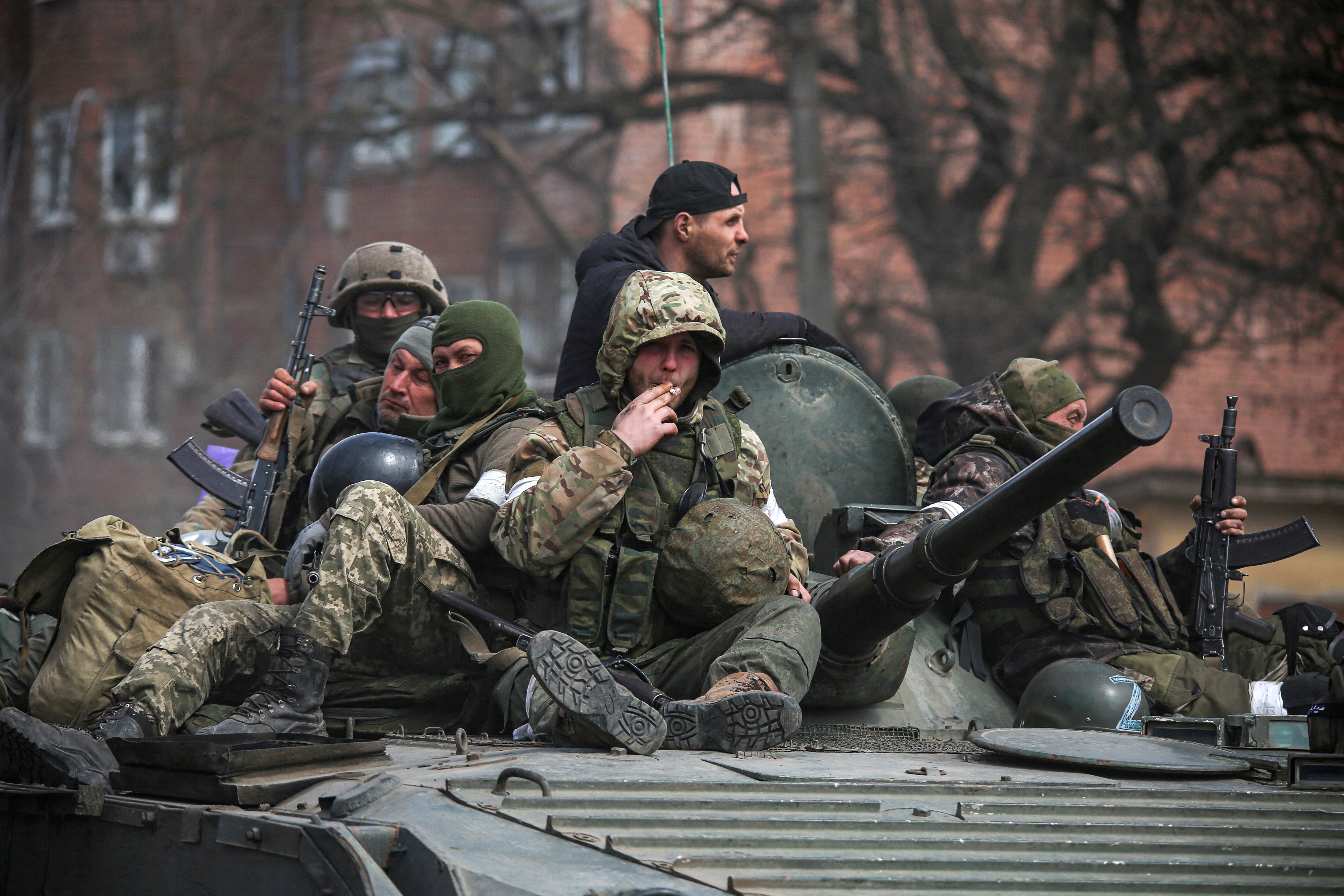 Ngừng bắn Mariupol: Trong hình ảnh này, chúng ta sẽ thấy hình ảnh của những người dân Mariupol đang ôm nhau với niềm vui và hy vọng khi kết thúc cuộc xung đột căng thẳng và ngừng bắn. Chúng ta hy vọng rằng cuộc xung đột này sẽ kết thúc sớm và những người dân bị ảnh hưởng có thể tìm thấy lại sự bình yên.