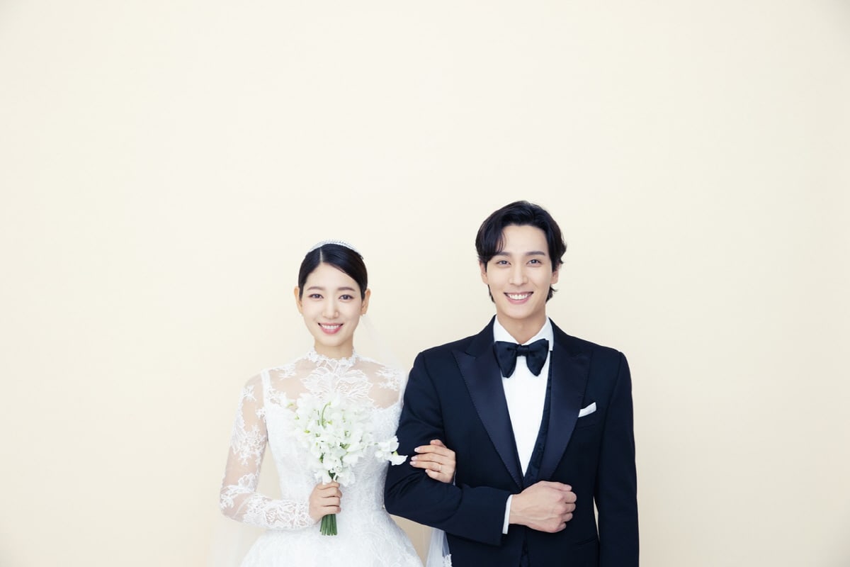 Park Shin Hye đã tổ chức đám cưới trong sự ngưỡng mộ của nhiều người hâm mộ và tạo ra một bộ ảnh cưới tuyệt đẹp với chồng kém tuổi. Bộ ảnh chứa đựng nhiều cảm xúc đáng nhớ và là bức tranh tình yêu đúng nghĩa.