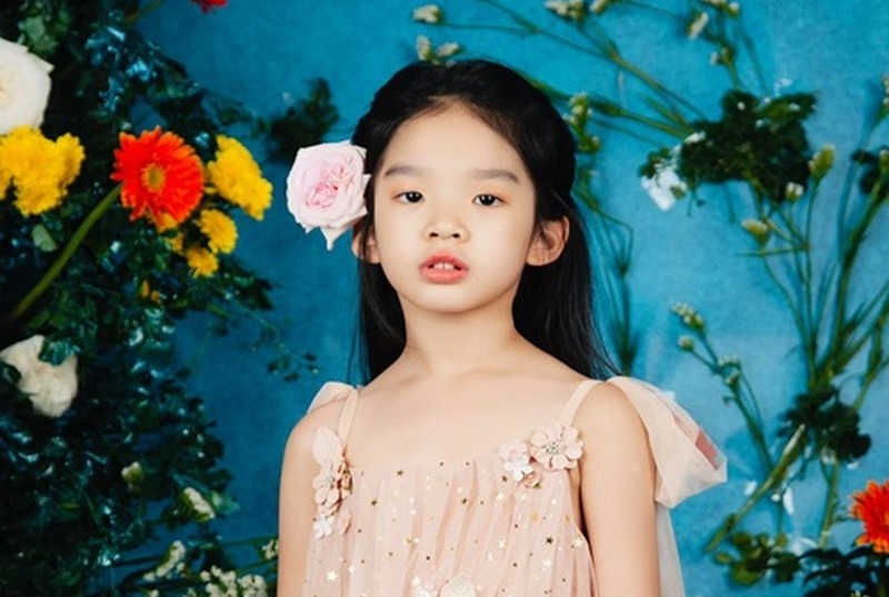 Con gái Xuân Lan làm vedette show thời trang
