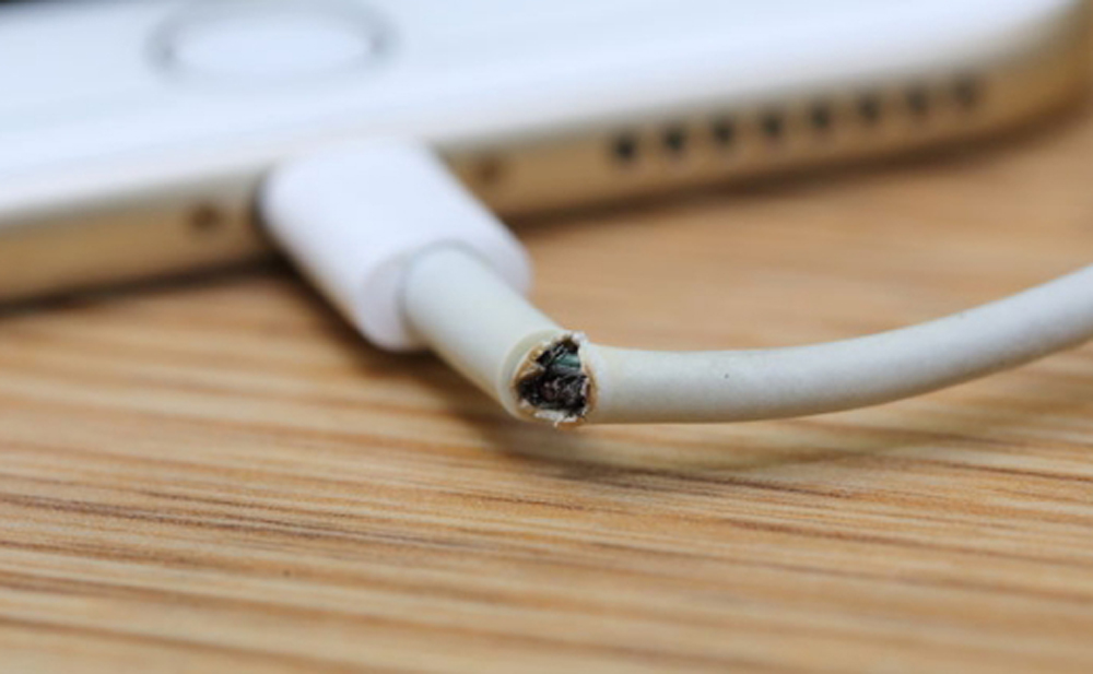 Charging cable near the connector is often prone to breakage after a period of use - Screenshot