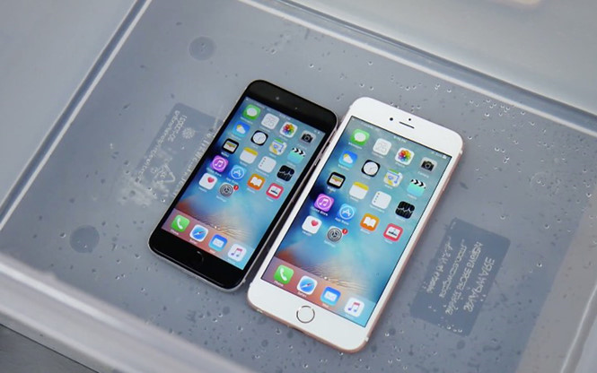 Apple hiện cũng đã âm thầm cải tiến thiết kế iPhone 6S để có thể chống thấm nước - Ảnh chụp YouTube