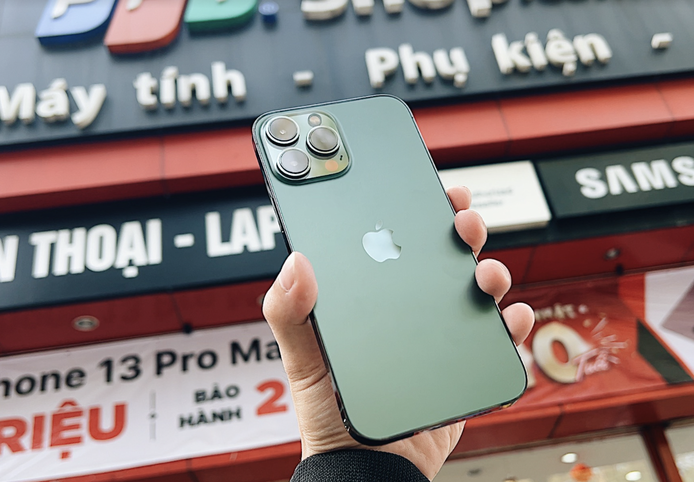 iPhone 13 màu xanh mới bán tại Việt Nam – Khám phá ngay dòng sản phẩm mới nhất của Apple với màu sắc mát mẻ và độc đáo - màu xanh. Trải nghiệm cảm giác sử dụng chuẩn mực với những tính năng đáng kinh ngạc của iPhone 13 và màu sắc đặc biệt này.