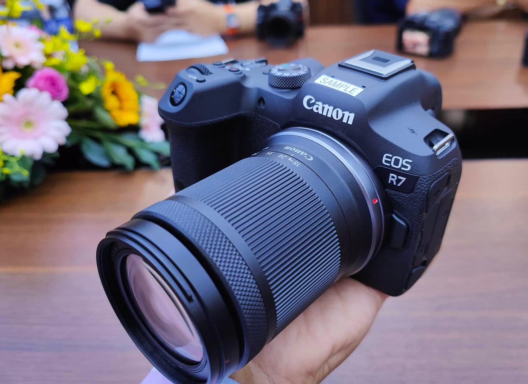 Canon R7, R10 là những sản phẩm máy ảnh chuyên nghiệp mới nhất của hãng Canon. Các tính năng và chất lượng của sản phẩm sẽ thực sự khiến bạn ngỡ ngàng. Hãy thử ngay để khám phá thế giới bằng góc nhìn mới lạ và chất lượng tốt nhất.