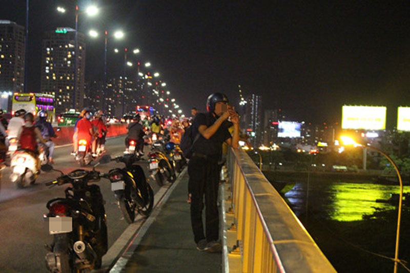 Nguy hiểm khi tìm view \'sống ảo\' trên cầu Sài Gòn