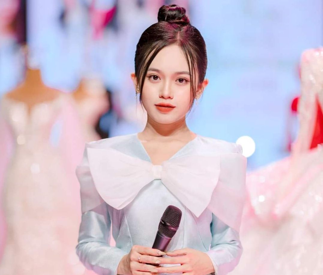 Nữ MC xinh đẹp từng bị đánh giá giọng không đúng chuẩn, đắt ‘show’ ở ...