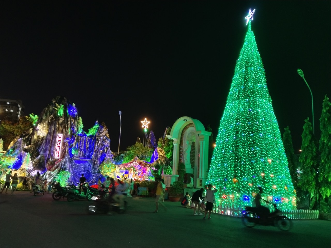 Du lịch Giáng Sinh sẽ mang đến cho bạn trải nghiệm thật tuyệt vời trong mùa lễ hội này. Dạo phố xem những đèn trang trí, tham gia những sự kiện nghệ thuật và thưởng thức những món ăn đặc biệt chỉ có vào mùa Giáng Sinh là những trải nghiệm không thể bỏ lỡ.