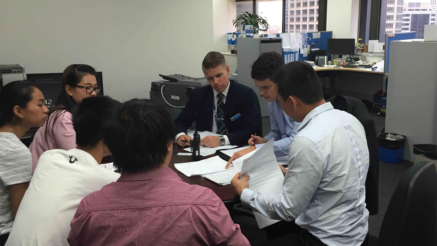 Cảnh sát bang New South Wales làm việc với đại diện Hội du học sinh Việt Nam tại Úc - Ảnh: Hội du học sinh Việt Nam tại Úc cung cấp