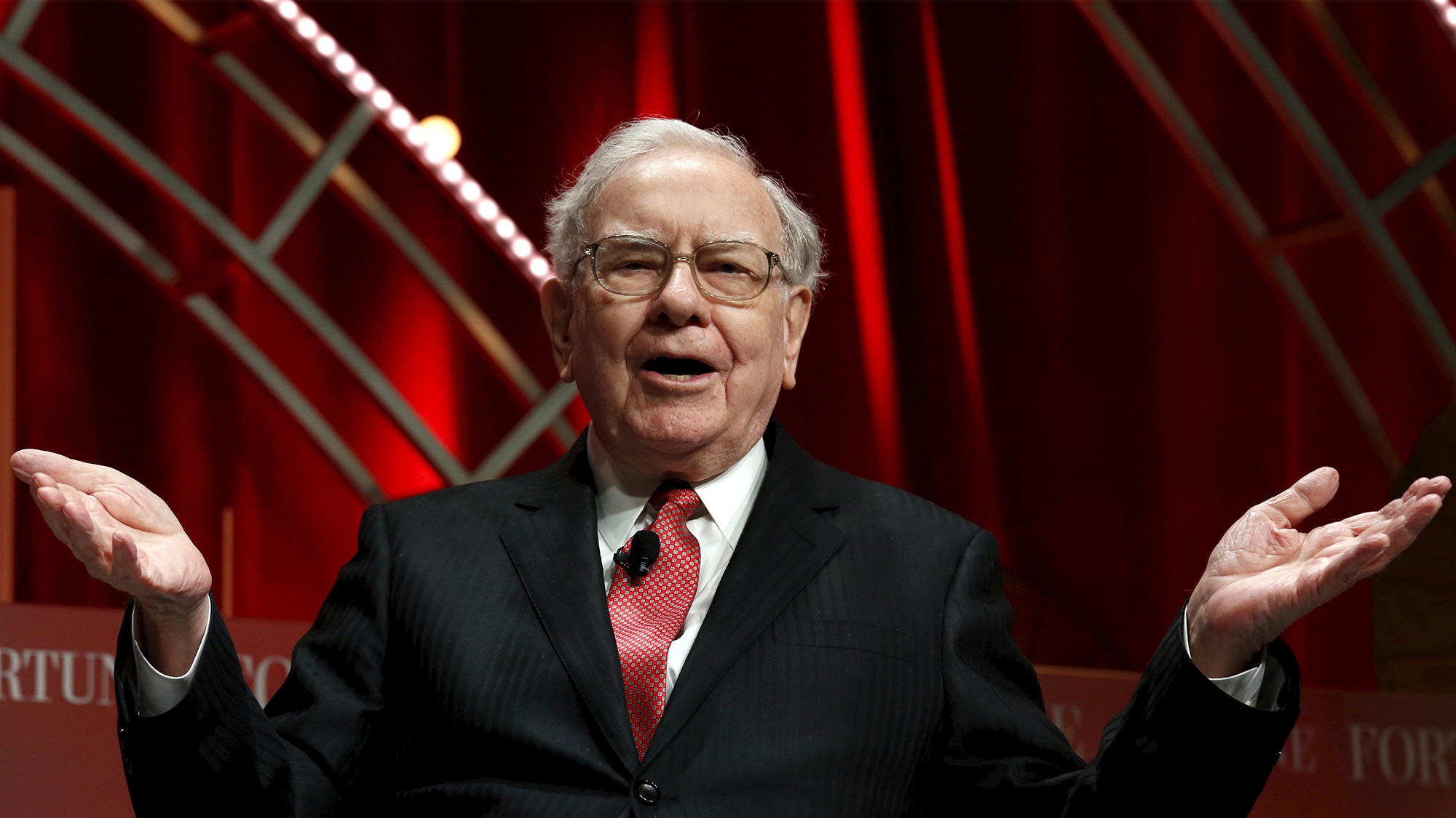 Tỷ phú Warren Buffett từng đưa ra lời khuyên: Một trong những kỹ năng cần có để thành công chính là thuyết trình trước công chúng - Ảnh: Reuters