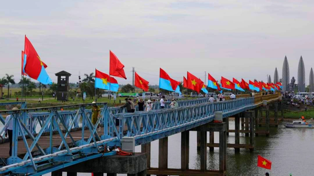 Giới trẻ thích thú \'check-in\' tại cây cầu lịch sử ở Quảng Trị