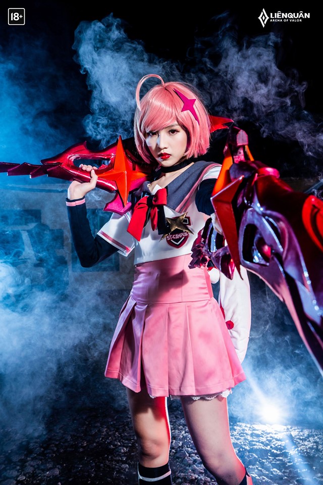 Bộ ảnh cosplay Violet Thứ nguyên Vệ Thần sẽ khiến các fan hâm mộ Liên Quân Mobile phải trầm trồ. Bức ảnh này thực sự đẹp như một tác phẩm nghệ thuật và được đón nhận rộng rãi trên khắp mạng xã hội.