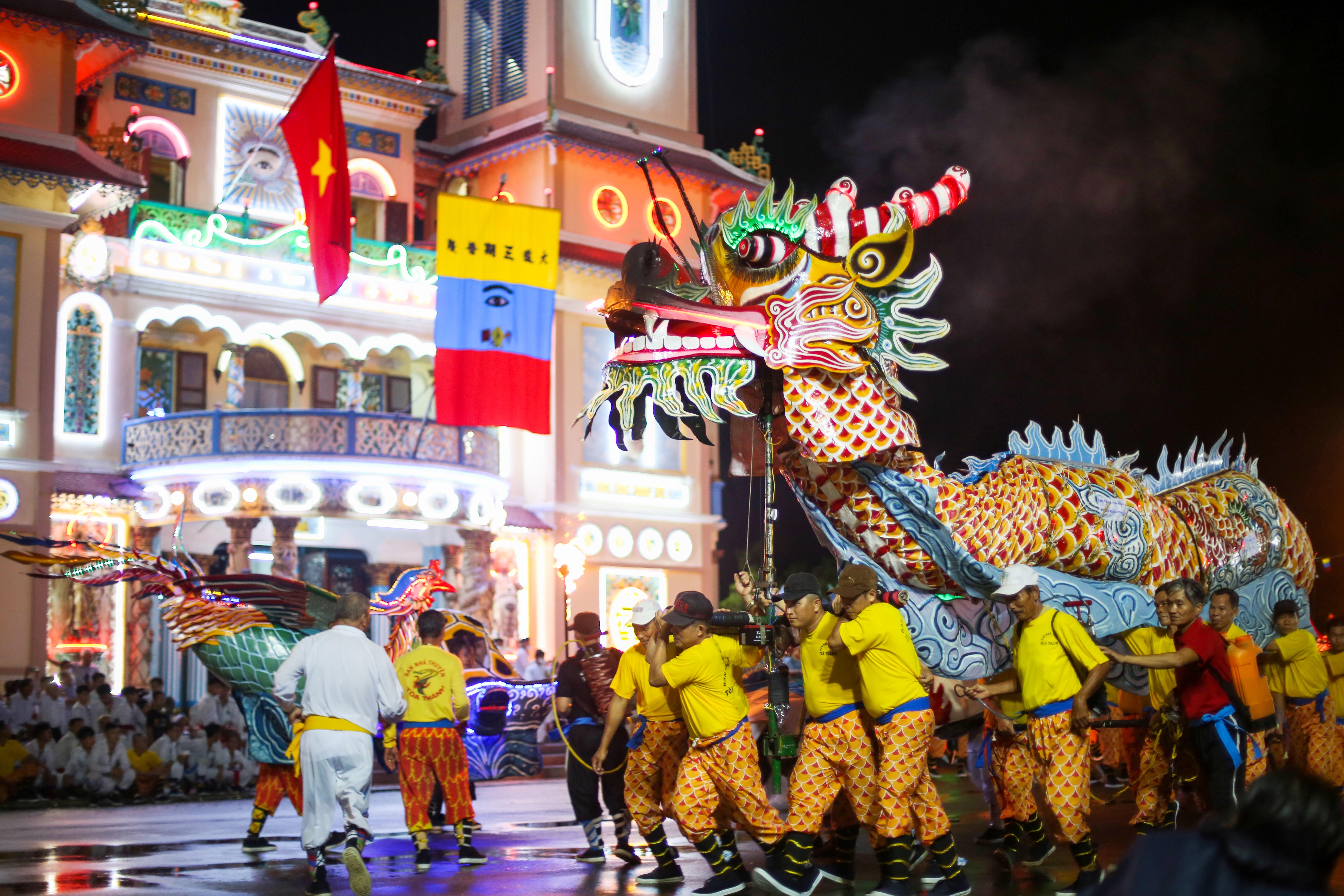 Tây Ninh: Hàng ngàn người 'đội mưa' xem rồng nhang đại lễ Hội Yến Diêu ...