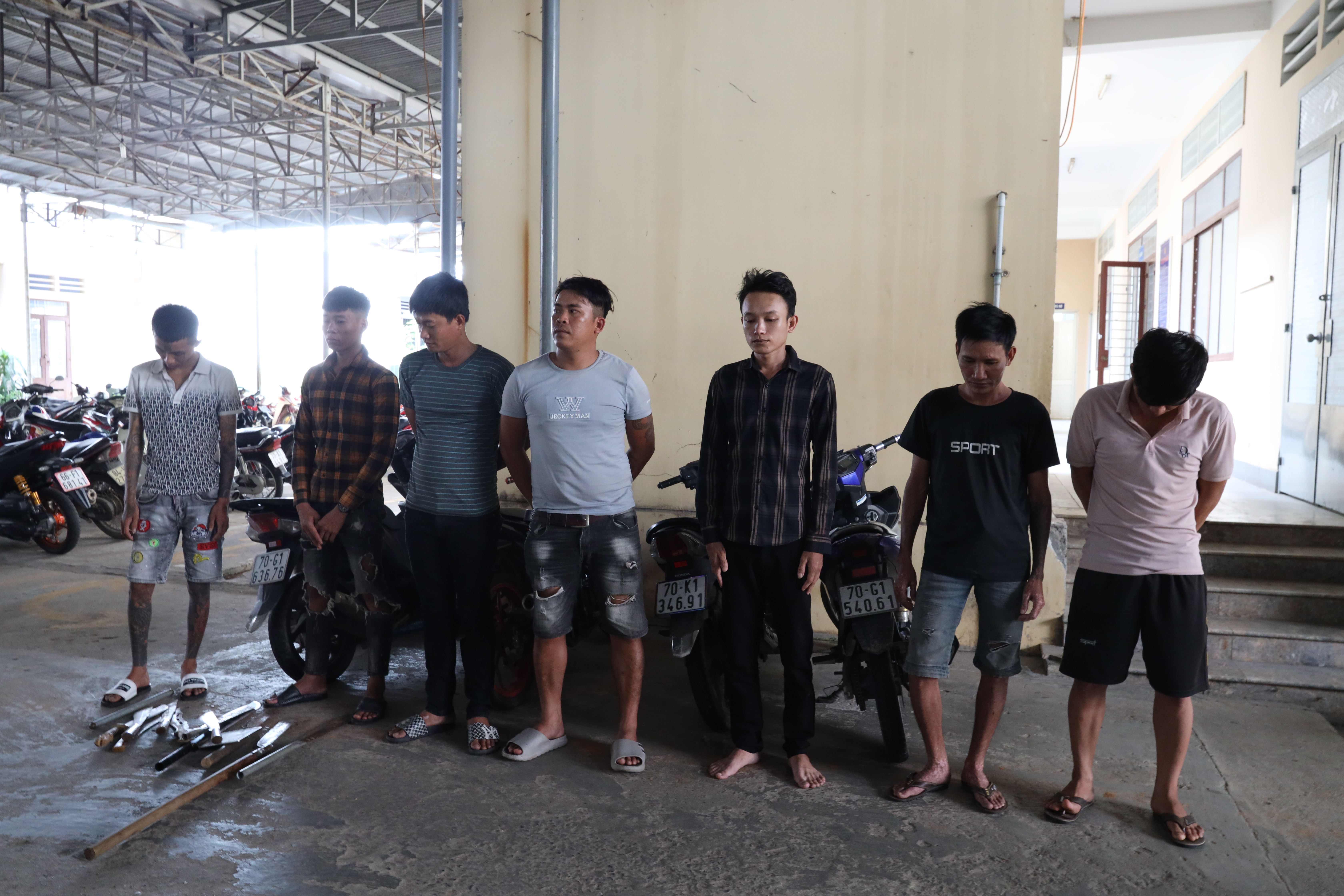 Bốn tên cướp, tấu mã bị bắt giữ vì tội cưỡng đoạt tài sản ở Tây Ninh. Tới xem để biết thêm chi tiết về vụ bắt giữ này và những nỗ lực của cảnh sát trong việc bảo vệ sự an toàn và bình yên cho cộng đồng.