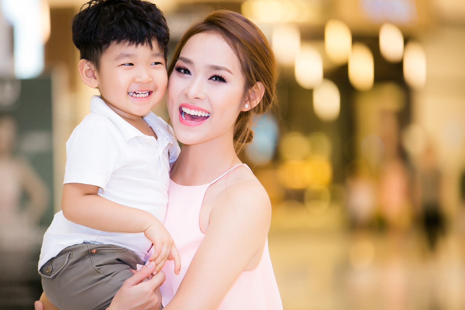 Con trai đi theo ủng hộ Diệp Bảo Ngọc trong lần trở lại sàn diễn