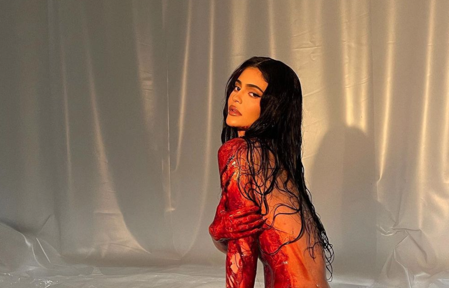 Kylie Jenner nhận 'gạch đá' từ dân mạng vì chụp ảnh nude máu me