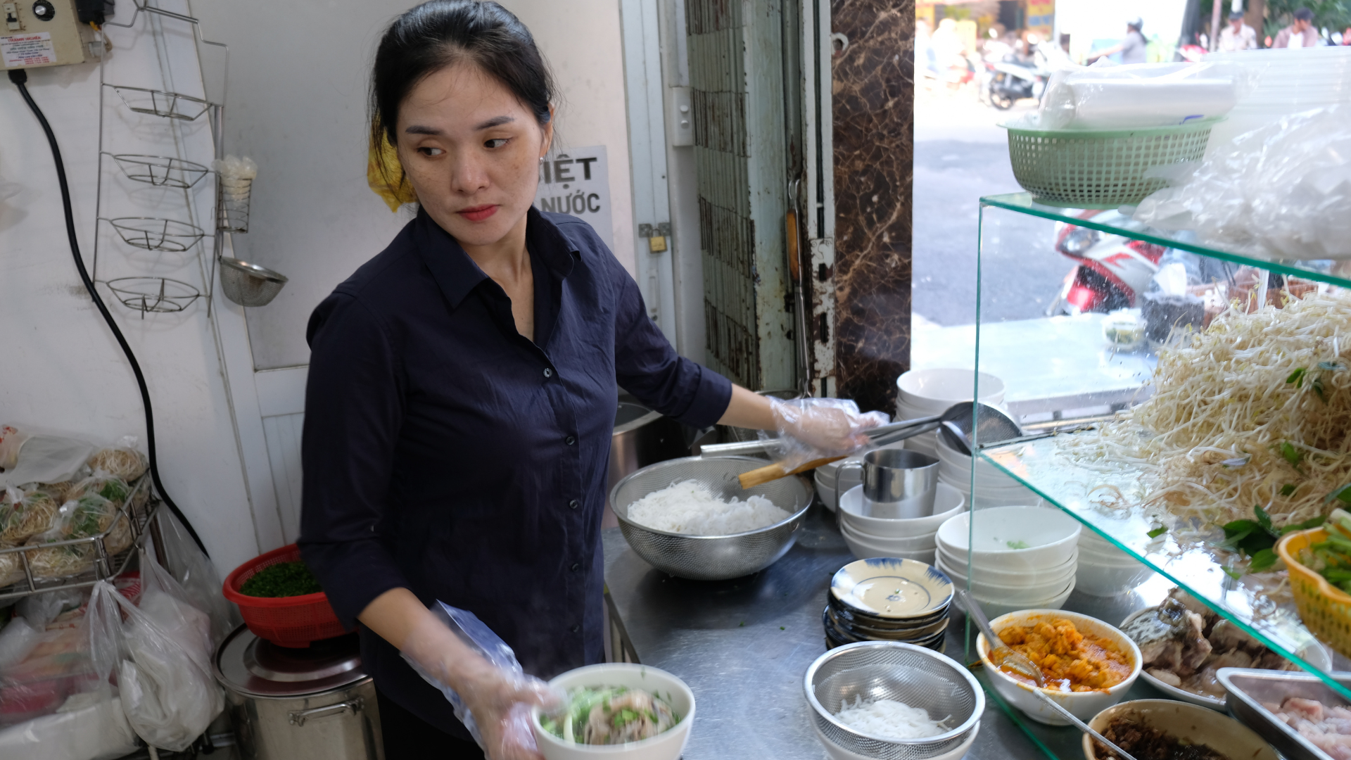 Độc đáo bún cá Kiên Giang nước lèo dừa tươi, ăn kèm tôm rim đỏ cực ngon- Ảnh 2.