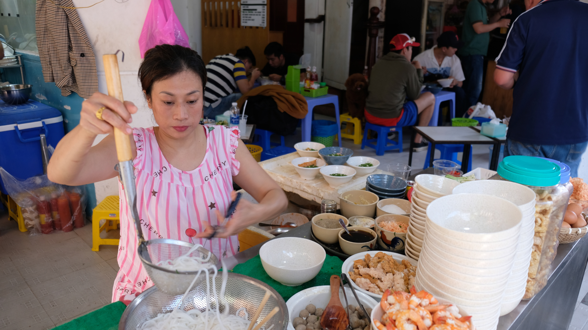 Mì trộn chả cua giã tay siêu hot ở ‘thiên đường bún nước’ Phú Nhuận- Ảnh 1.