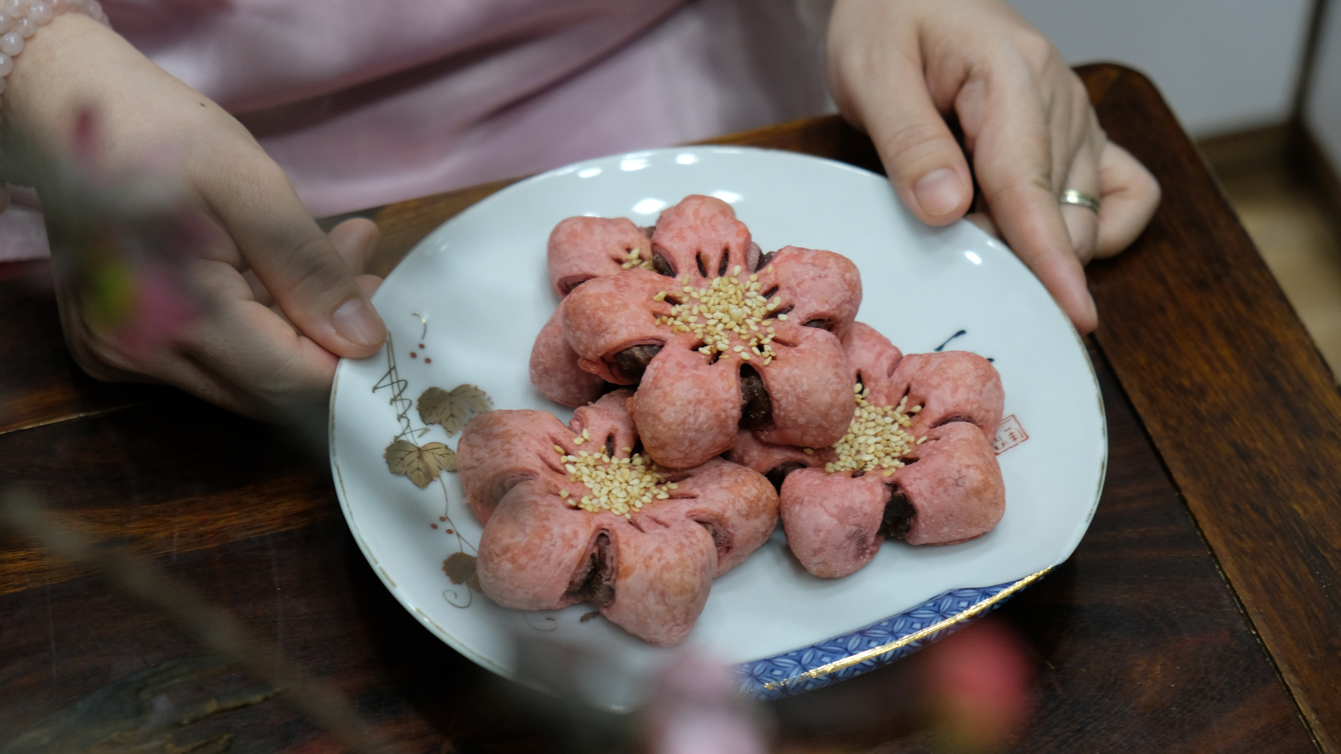 Bánh ngàn lớp hoa đào - món bánh gốc Hoa “cầu duyên” dịp năm mới- Ảnh 1.