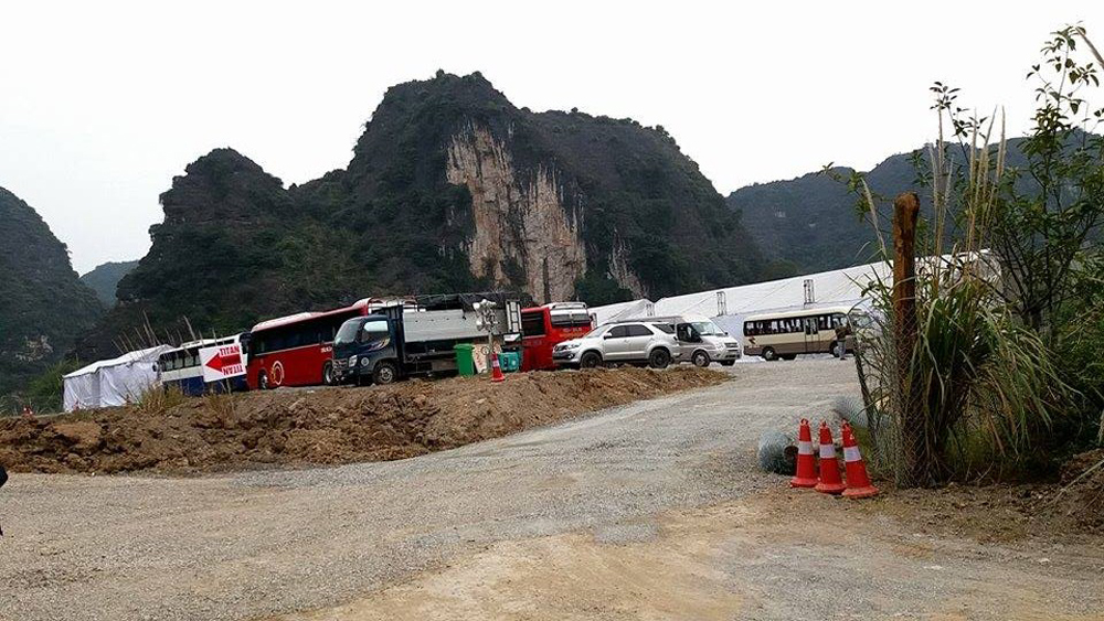 Khu ăn uống và bãi đỗ xe của đoàn làm phim tại Ninh Bình luôn được bảo vệ rất nghiêm ngặt - Ảnh: Đinh Dụng