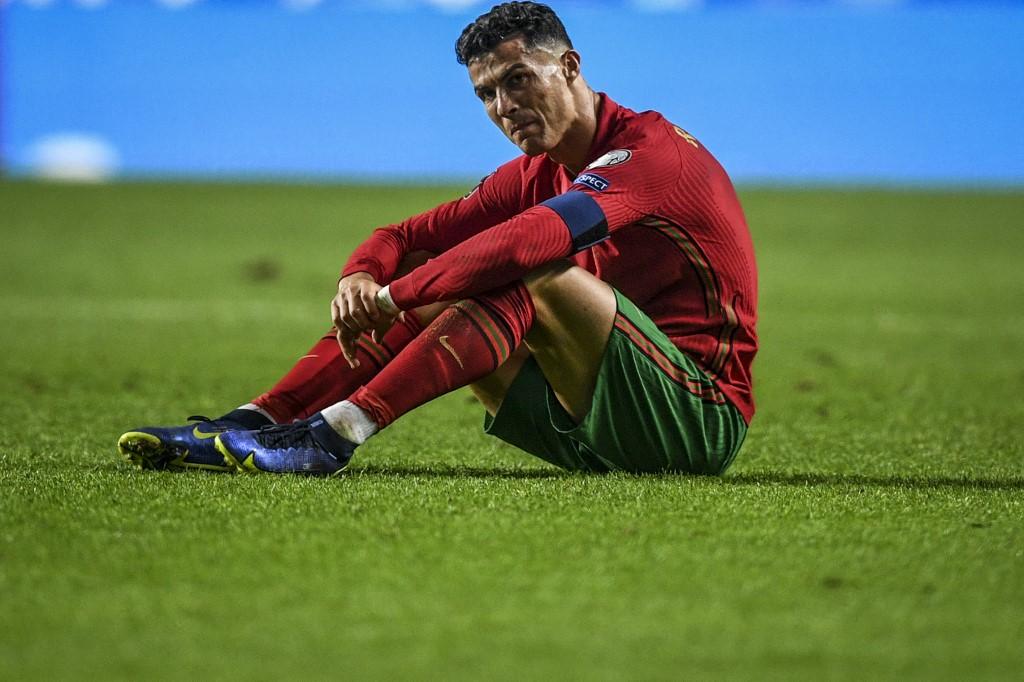 Hãy cùng chia sẻ nỗi buồn của Ronaldo và hiểu thêm về những lý do khiến anh ta cảm thấy mệt mỏi và đánh mất niềm tin vào bóng đá. Thật sự đáng tiếc khi một cầu thủ tài năng như Ronaldo lại phải trải qua nỗi buồn này, nhưng hi vọng anh ta sẽ tiếp tục giữ vững tinh thần và tiến tới thành công hơn nữa trong tương lai.