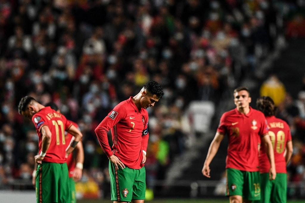 Ronaldo, Bật khóc, Vòng loại World Cup: Cùng xem bức ảnh này để thấy Ronaldo bật khóc khi đội tuyển quốc gia không thể giành vé vào vòng loại World Cup. Đây là khoảnh khắc cảm động và khiến ai cũng phải đồng cảm với nỗ lực của anh ấy.