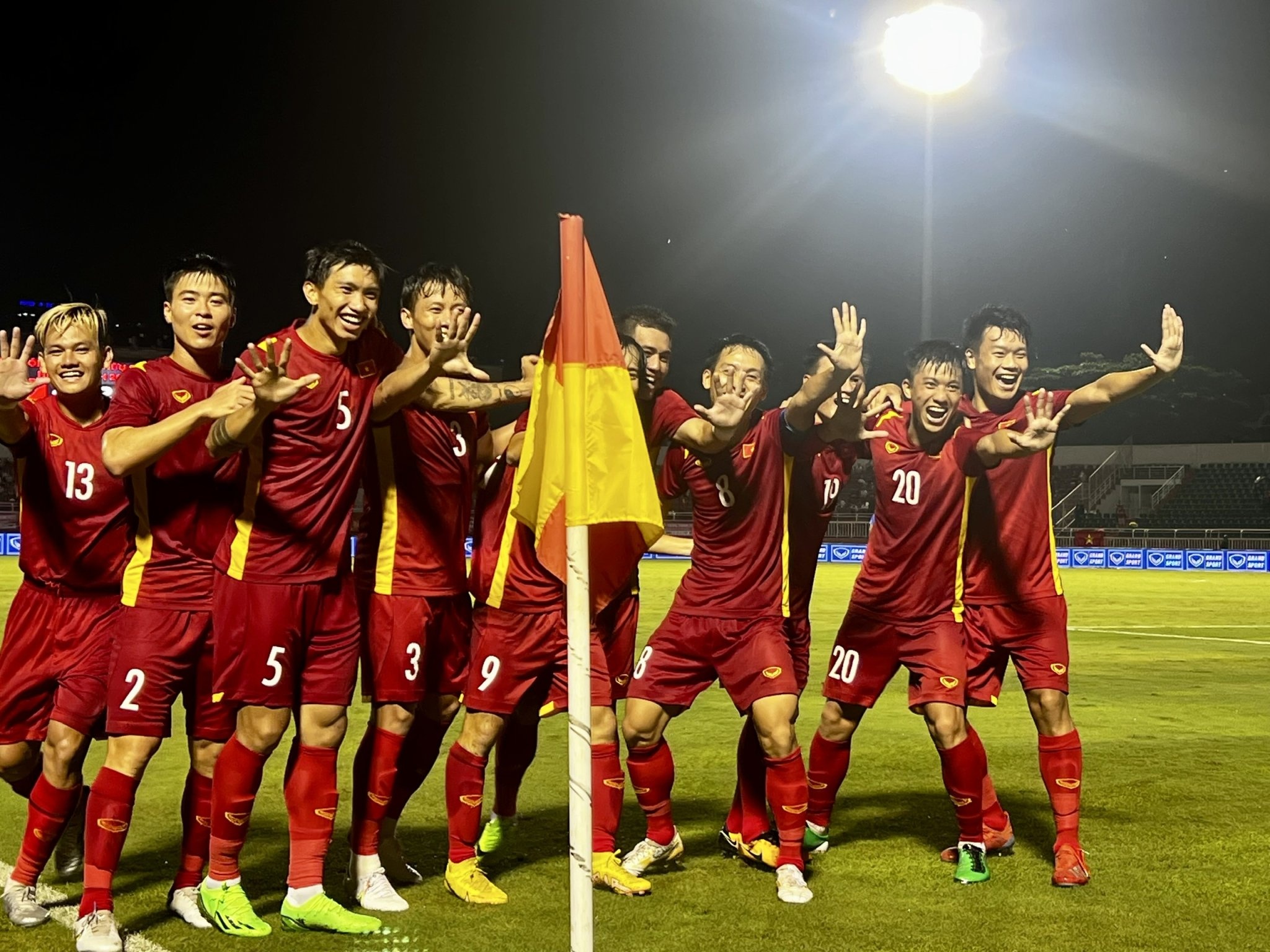 Thăng hạng FIFA Việt Nam: Điều lý thú khi tuyển bóng đá Việt Nam thăng hạng trên BXH FIFA. Quá trình cố gắng và chiến thắng của đội tuyển được tái hiện đầy đủ và ấn tượng trong bộ sưu tập hình ảnh này. Hãy cùng chiêm ngưỡng những khoảnh khắc tuyệt vời của đội bóng xứng đáng được vinh danh này.