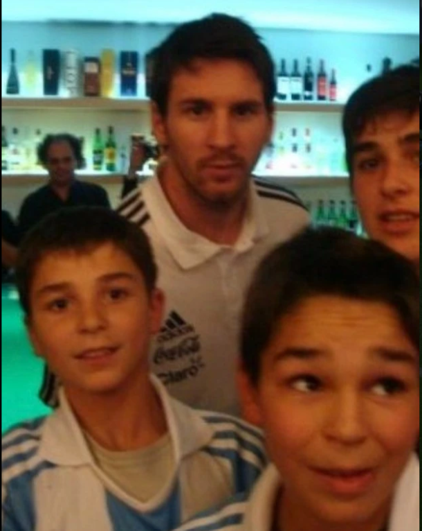 Bức ảnh Alvarez chụp với thần tượng Messi lan truyền chóng mặt ...