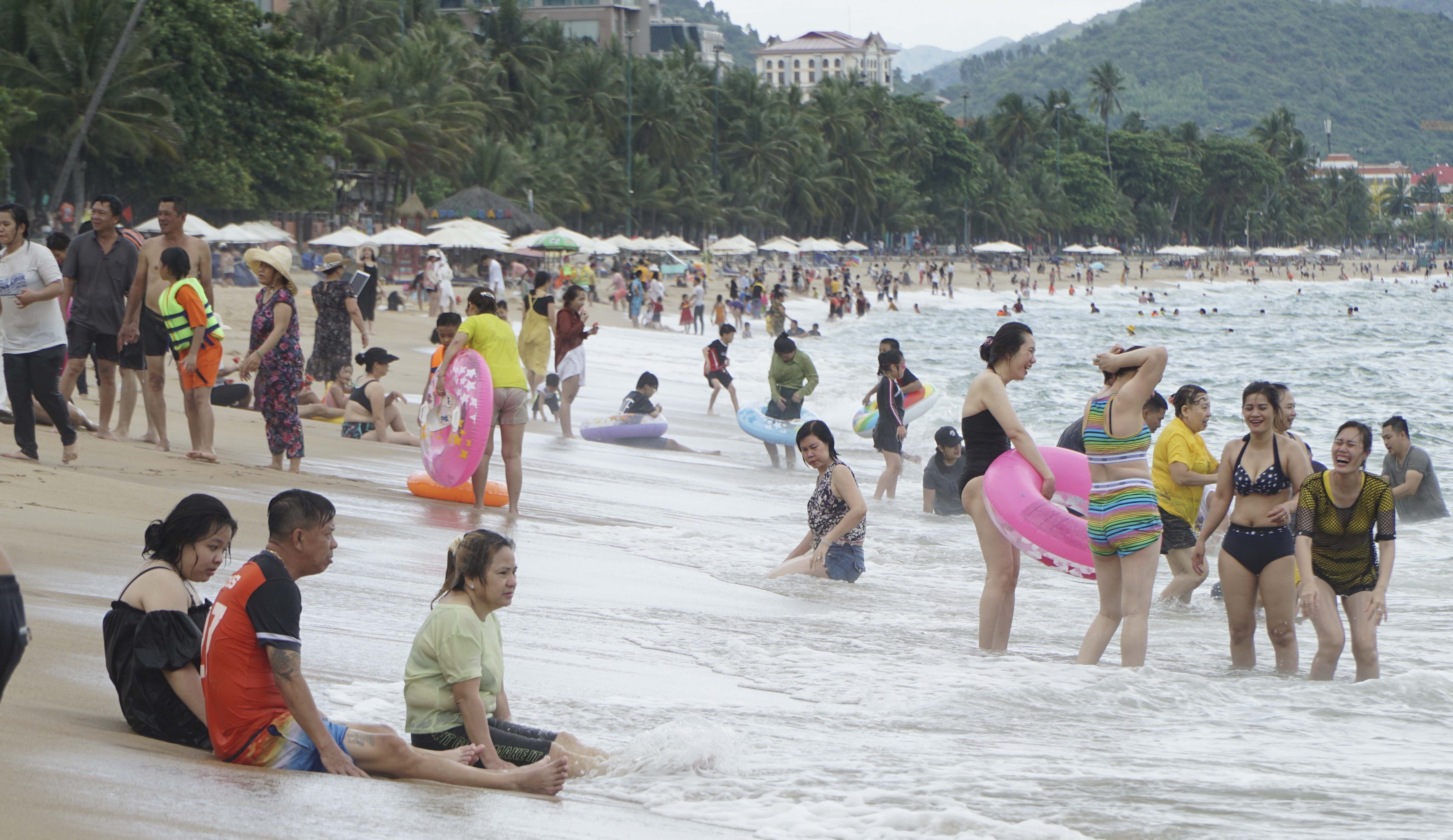 Du khách ùn ùn đổ về bãi biển Nha Trang