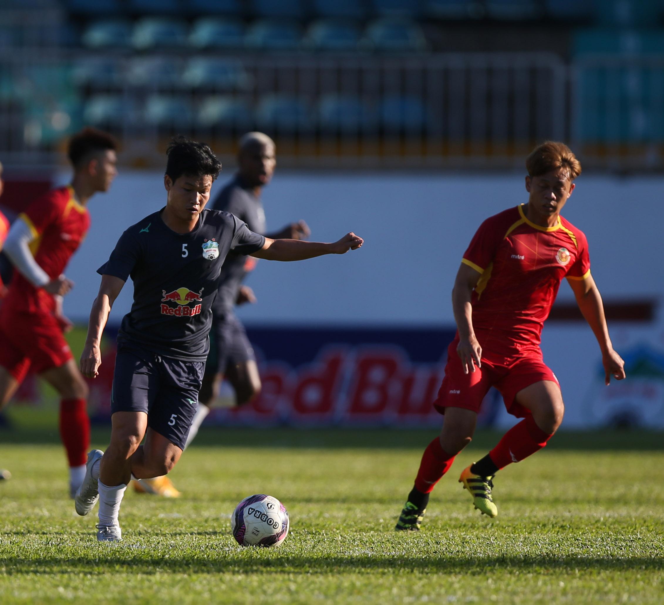 Bầu Đức chơi đẹp hỗ trợ 15 cầu thủ Hoàng Anh Gia Lai cho Hải Phòng