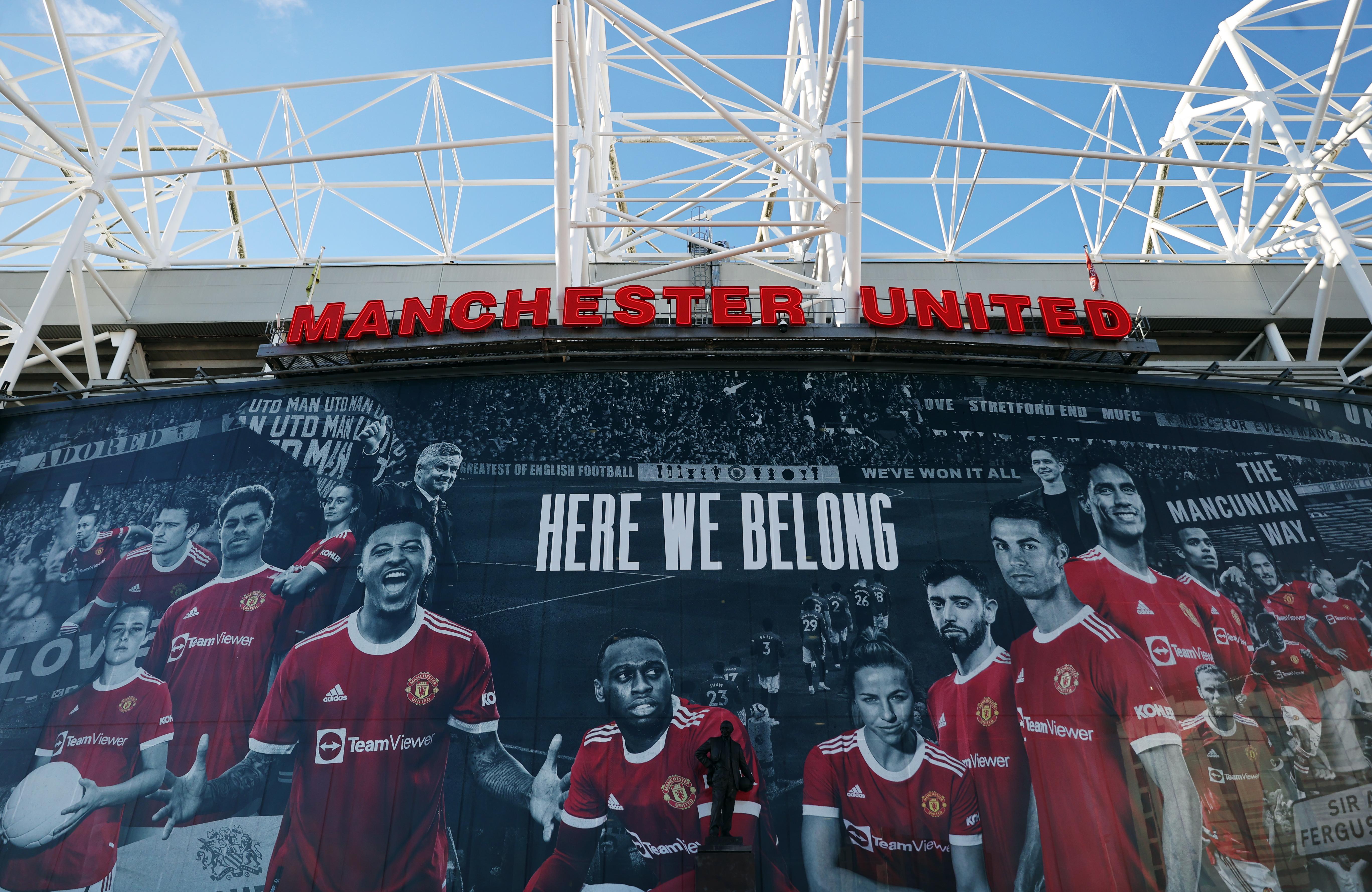 Hãy tải ngay hình nền điện thoại của Manchester United để cảm nhận sức mạnh và tinh thần chiến đấu của một đội bóng huyền thoại. Hình ảnh sân Old Trafford, áo đấu đỏ thắm, và tuyệt chiêu của các cầu thủ, sẽ làm cho màn hình của bạn thêm phần sống động và rực rỡ hơn bao giờ hết.