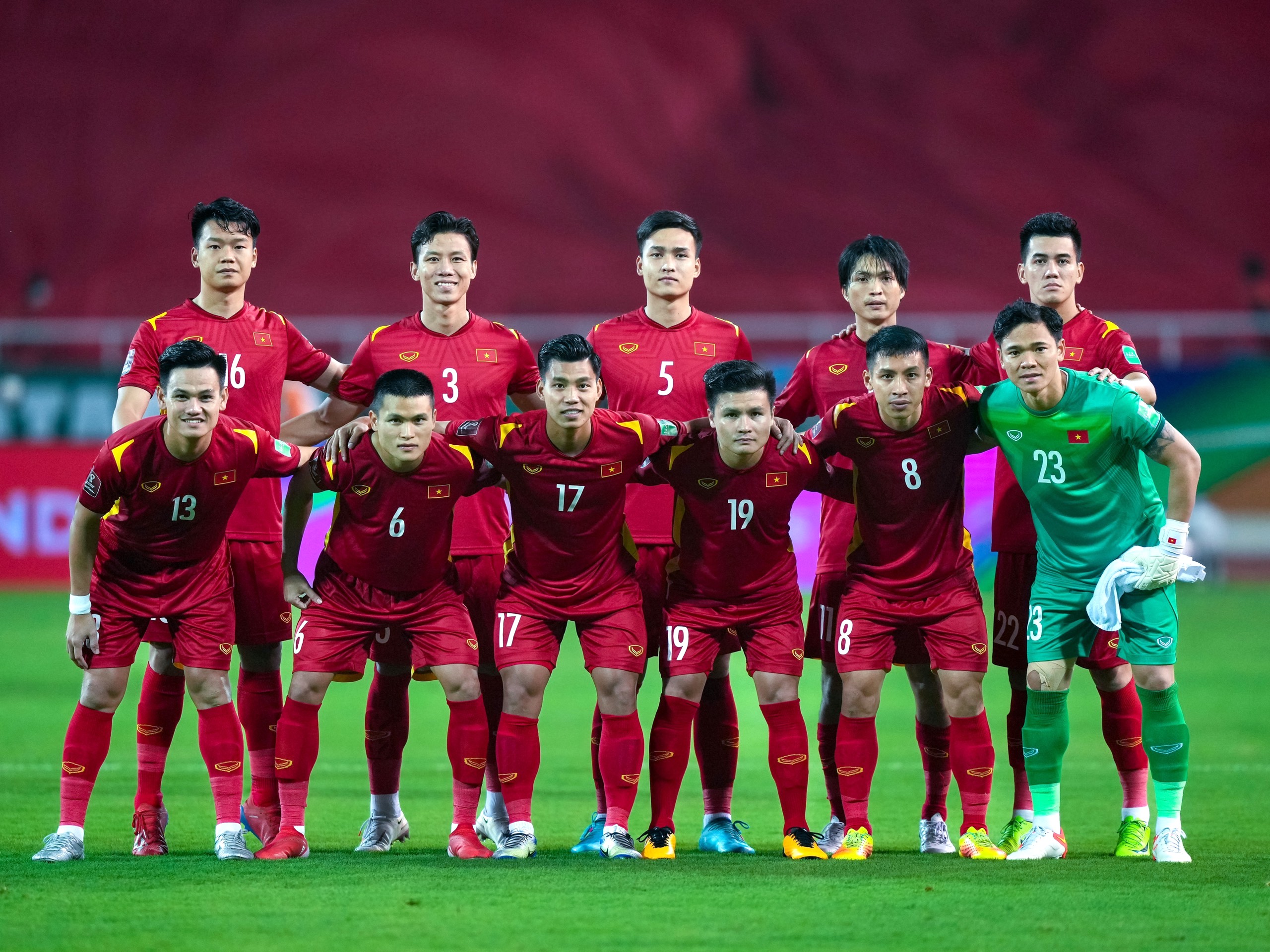 Các cầu thủ tuyển Việt Nam đã đánh bại Thái Lan tại AFF Cup và đánh dấu một chiến thắng lịch sử trong lịch sử bóng đá Việt Nam. Hãy cùng xem lại những khoảnh khắc đá bóng đẹp mắt của họ.