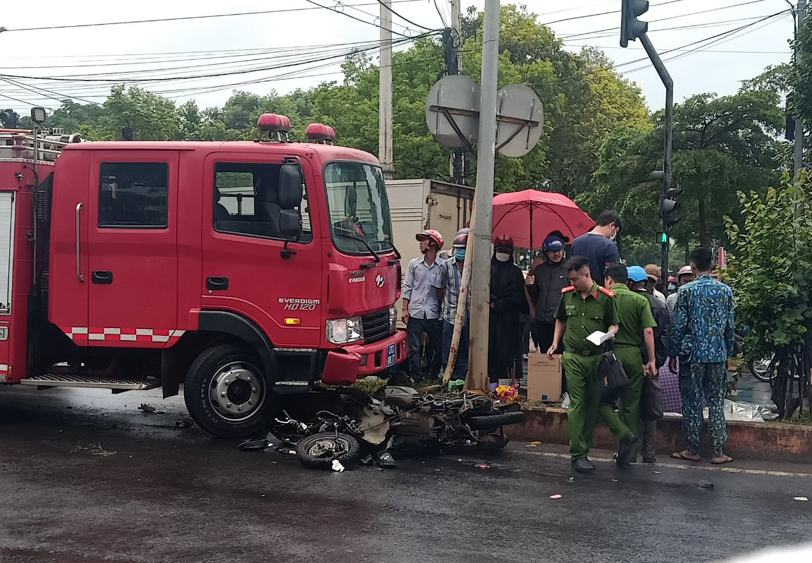 Xem qua hình ảnh về chiếc xe cứu hỏa Đắk Lắk để thấy được sự quan tâm và tận tâm của người thợ sửa xe. Chiếc xe này được tối ưu hóa để đáp ứng mọi nhu cầu cấp cứu và phản ứng nhanh chóng trong mọi tình huống khẩn cấp.