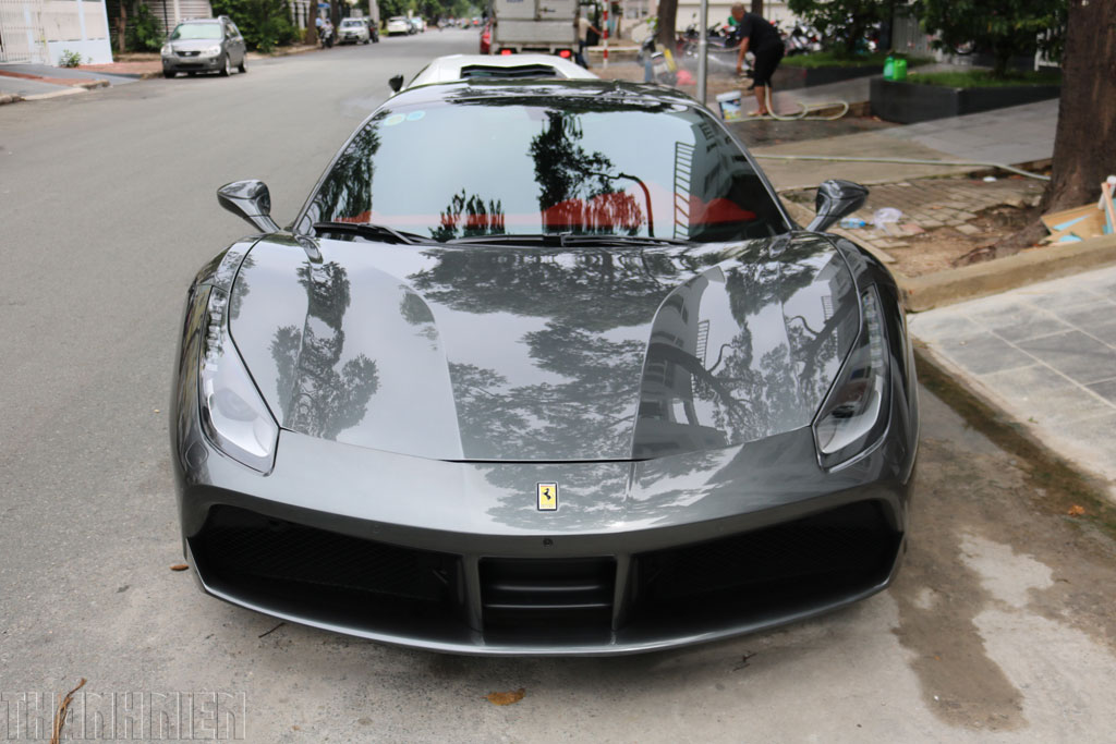 Nam ca sĩ Tuấn Hưng được biết đến là một người yêu thích xe hơi, đặc biệt là các chiếc Ferrari. Bức hình về chiếc Ferrari 488 GTB của anh chính là bức hình đáng xem nhất cho những ai cũng yêu thích siêu xe với thiết kế tuyệt đẹp và sự hiệu năng vượt trội.